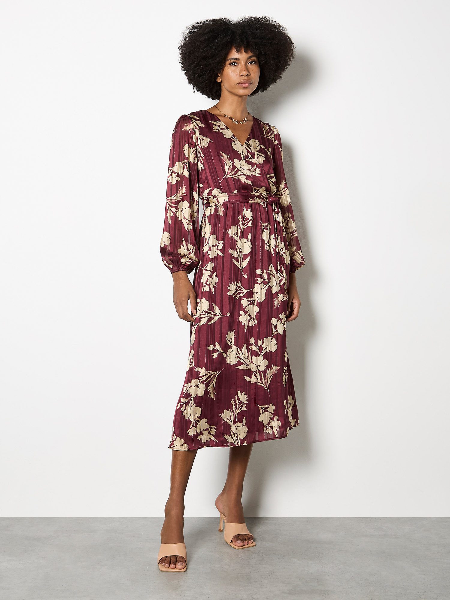 Apricot Midikleid Satinkkleid (2-tlg., Stoffgürtel) in Wickeldesign mit Blumenmuster
