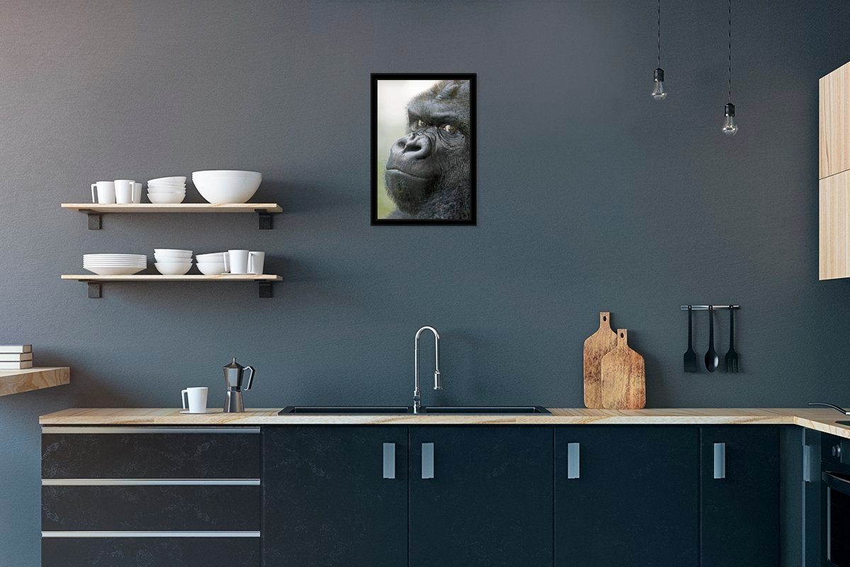 MuchoWow Poster Ein erstaunlicher Gorilla, (1 St), Gerahmtes Poster, Wanddeko, Bilder, Wandposter, Schwarzem Bilderrahmen