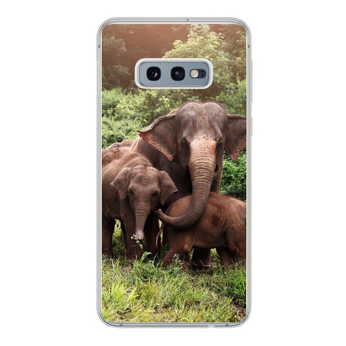 MuchoWow Handyhülle Wilde Elefanten Phone Case Handyhülle Samsung Galaxy S10e Silikon Schutzhülle