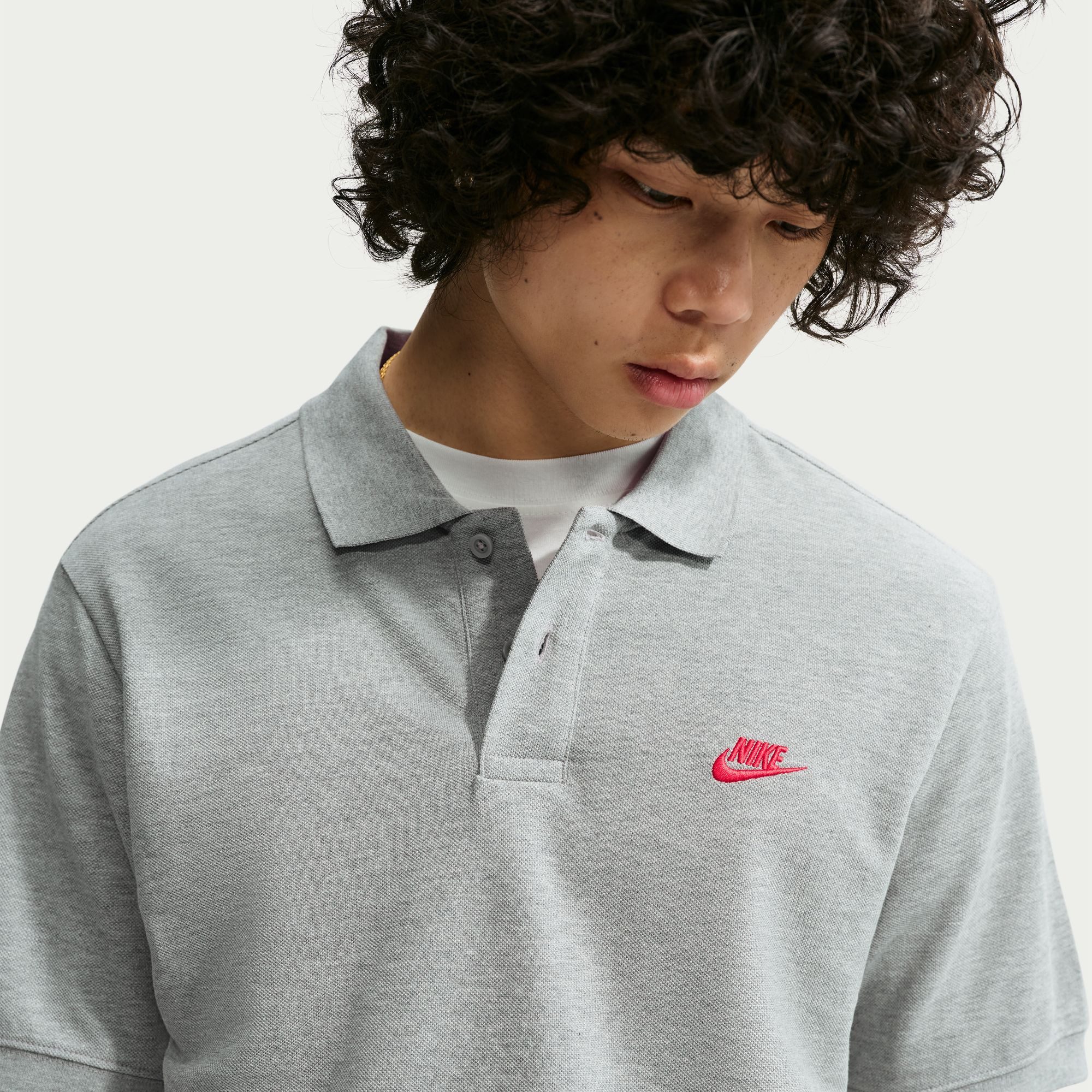 Nike Sportswear Poloshirt M NK CLUB SS POLO PIQUE mit 2-Knopf-Leiste, aus atmungsaktivem Piqué-Baumwollmaterial