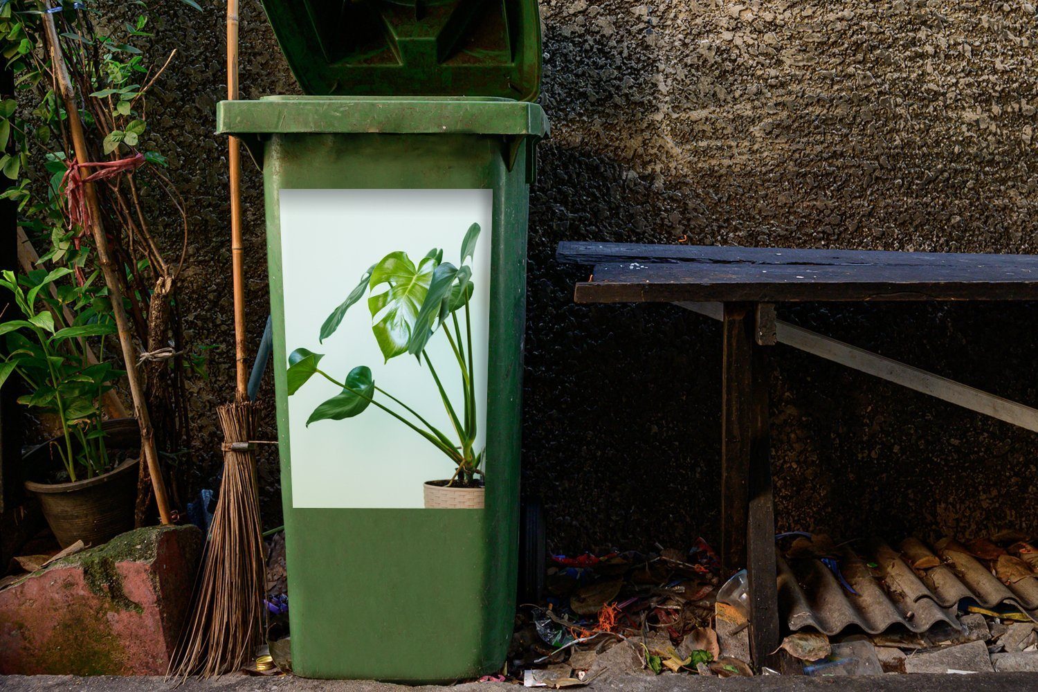Abfalbehälter Topf MuchoWow Sticker, Hintergrund (1 Wandsticker Mülleimer-aufkleber, St), Container, einem Mülltonne, hellem mit in Monstera