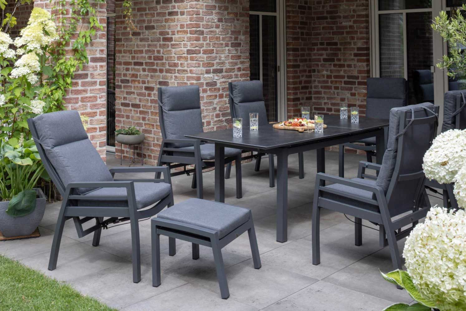 MR.DEKO Gartenlounge-Set Relaxsessel Merida + Hocker mit Tisch Tarifa 160/210 x 90 cm