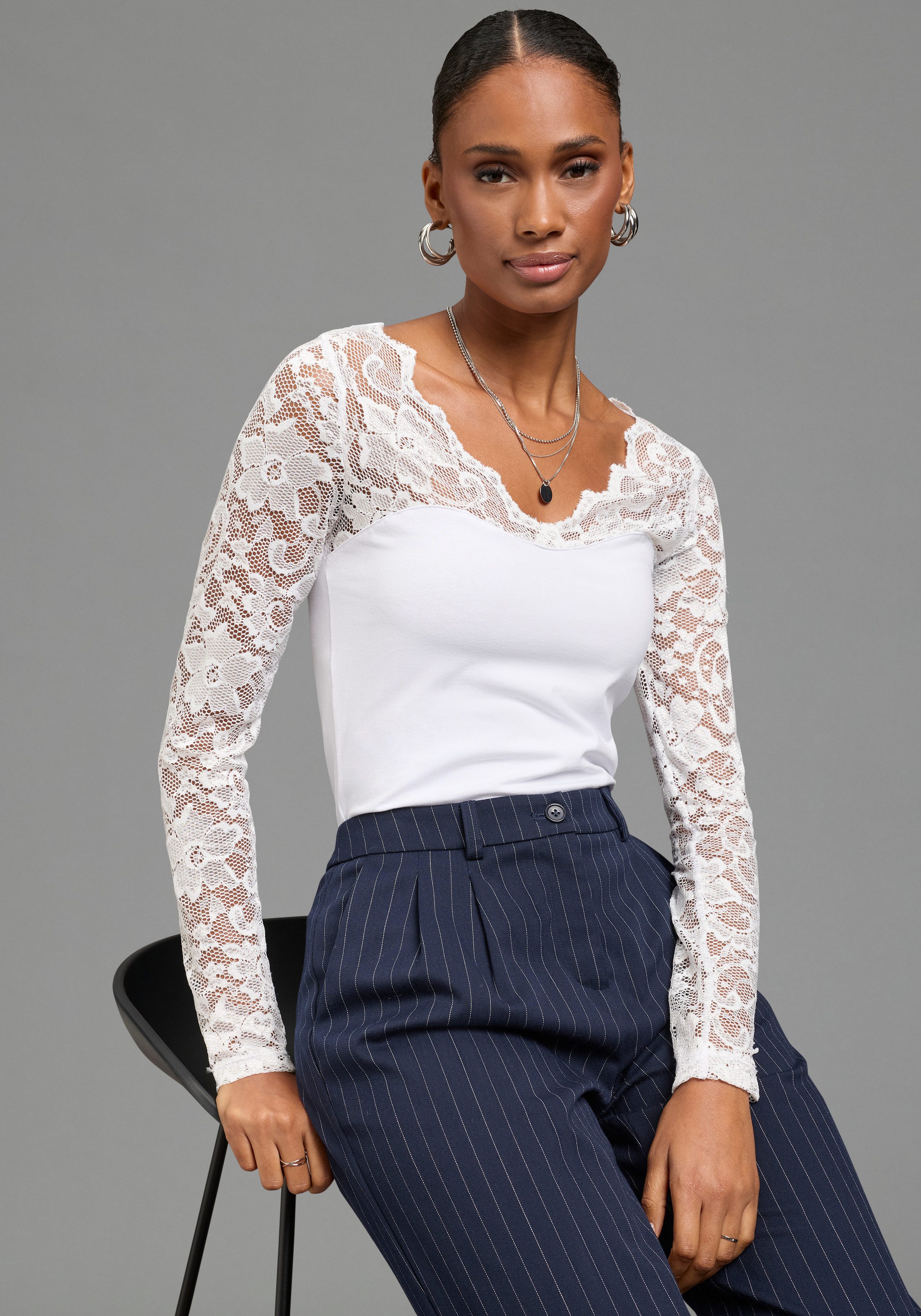 Laura Scott Spitzenshirt mit tiefem V-Ausschnitt, Langarm sehr figurbetonte Passform, ohne Bündchen am Ärmelabschluss. € 39,99, (€ 39,99 pro 1 Stk).