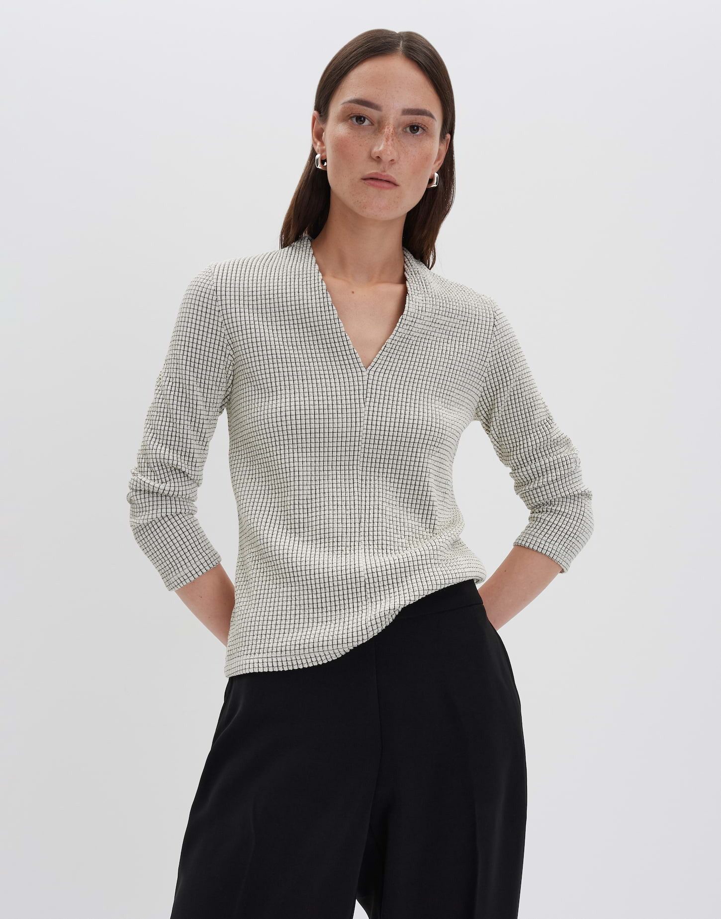 someday Longsleeve KOSANNA in Seersucker Struktur schmale Passform, figurbetont geschnitten, zweifarbiges Muster