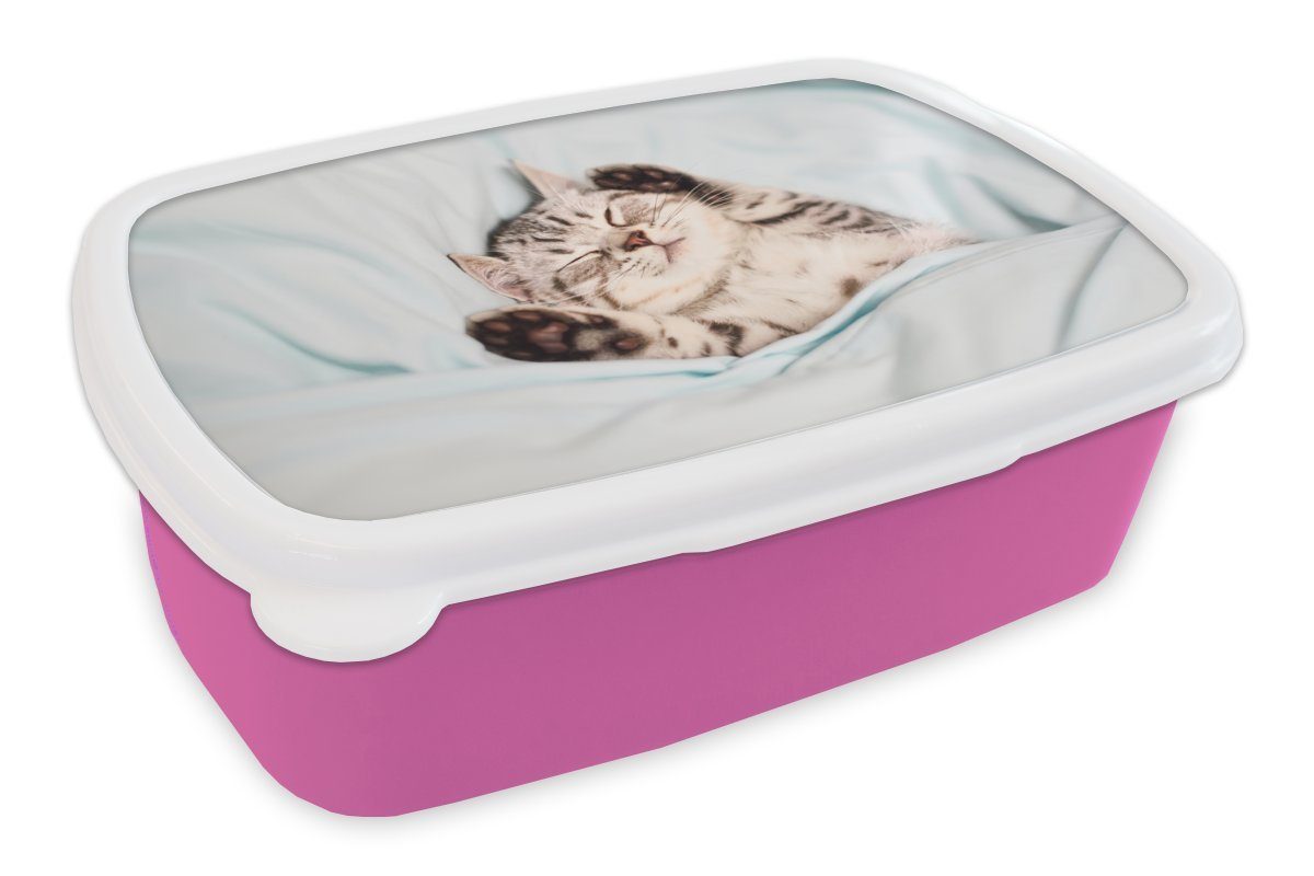 MuchoWow Lunchbox Schlafendes Kätzchen auf einem Teppich, Kunststoff, (2-tlg), Brotbox für Erwachsene, Brotdose Kinder, Snackbox, Mädchen, Kunststoff rosa