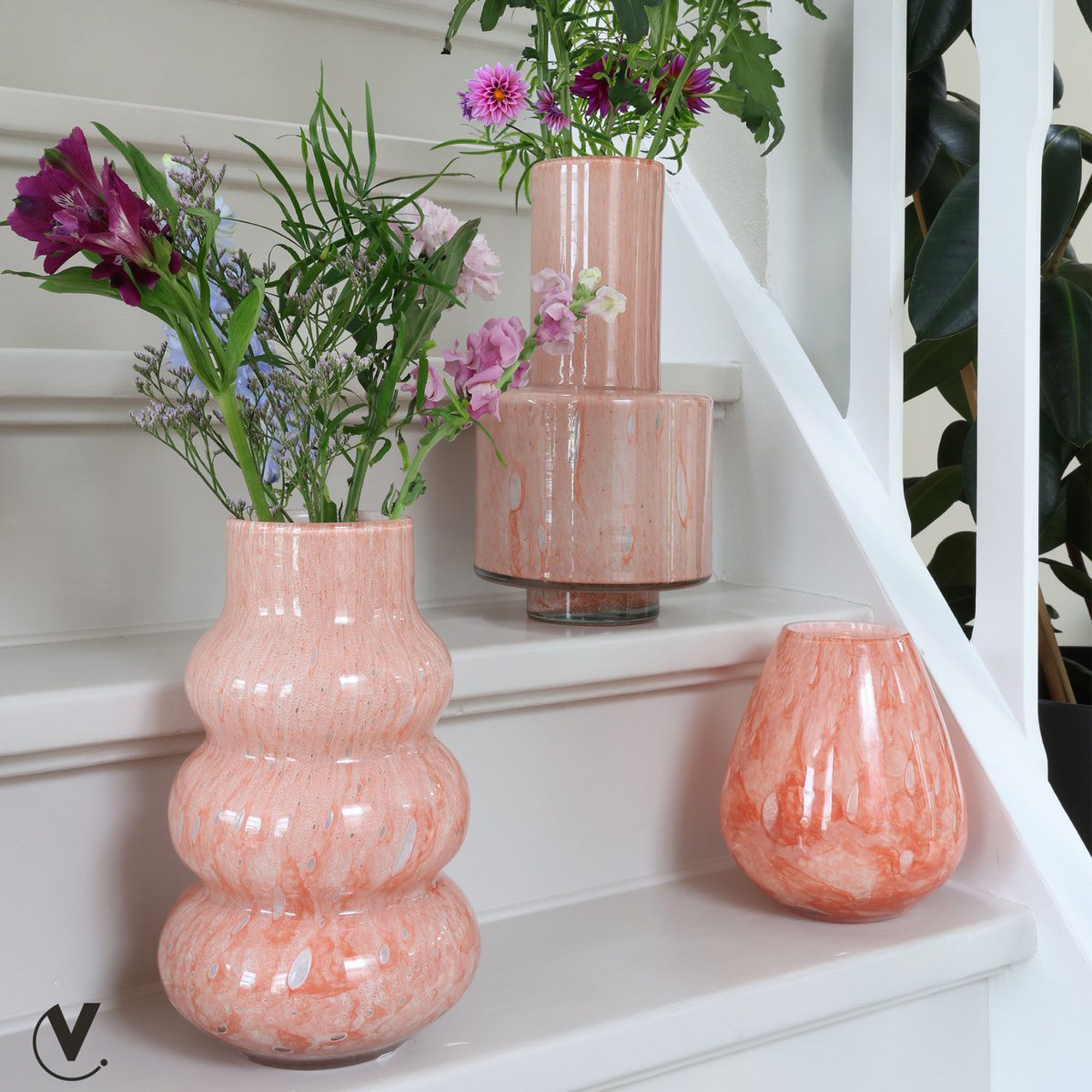 Vase the World Tischvase Glasvase hellrosa 20 cm bauchig Blumenvase (1 St., 1 Vase), mundgeblasen aus Glas, Blumenvase leicht gemustert