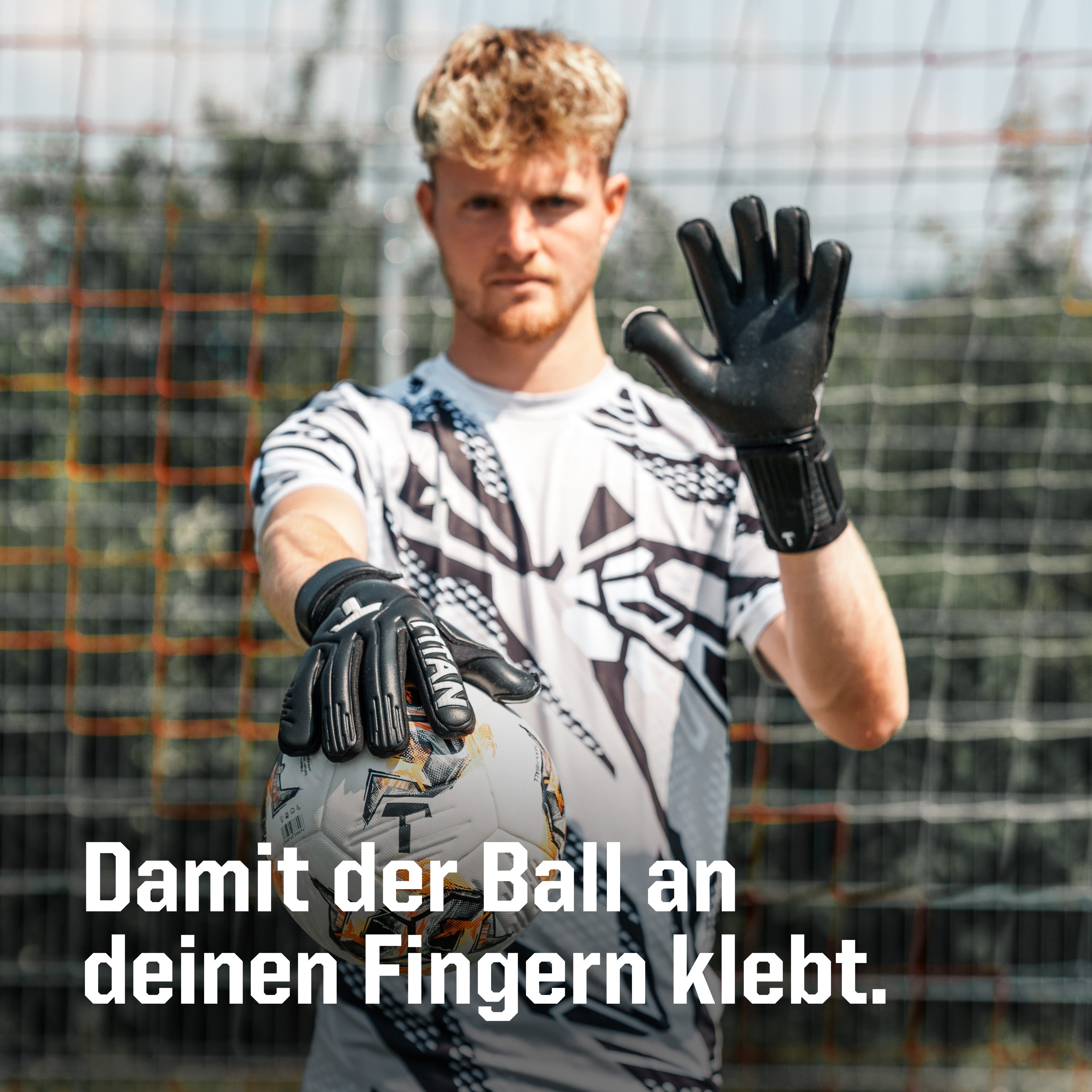 T1TAN Torwarthandschuhe Erwachsene, LEGEND Black-Out, Größe 6-11