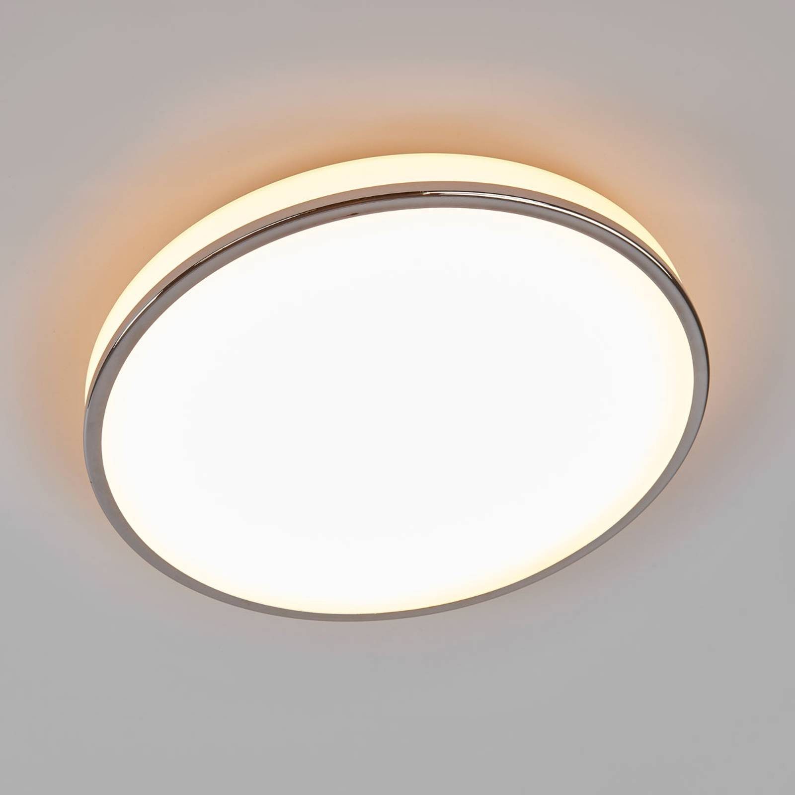 Lindby Deckenleuchten Lyss, LED-Leuchtmittel fest verbaut, warmweiß, Modern, Glas, Metall, weiß, chrom, 1 flammig, inkl. Leuchtmittel, Bad