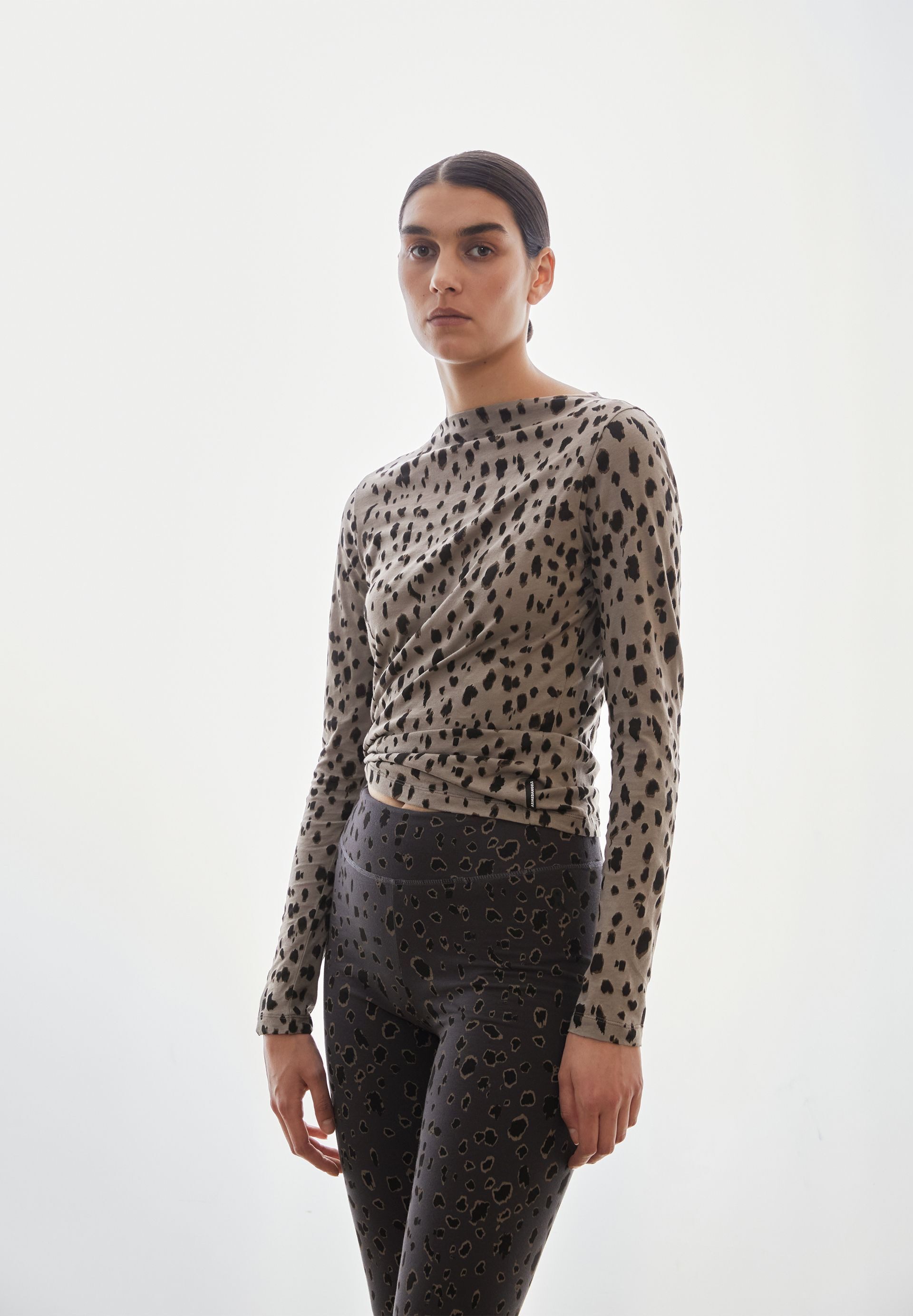 Armedangels Longsleeve LEO Longsleeve aus Bio-Baumwolle mit Leo-Print Slim Fit – Bild 5 von 5