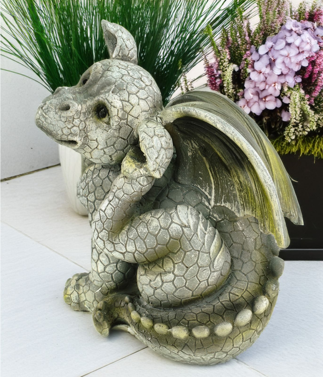 Kremers Schatzkiste Gartenfigur Gartenfigur Drachenkind kratzt günstig online kaufen
