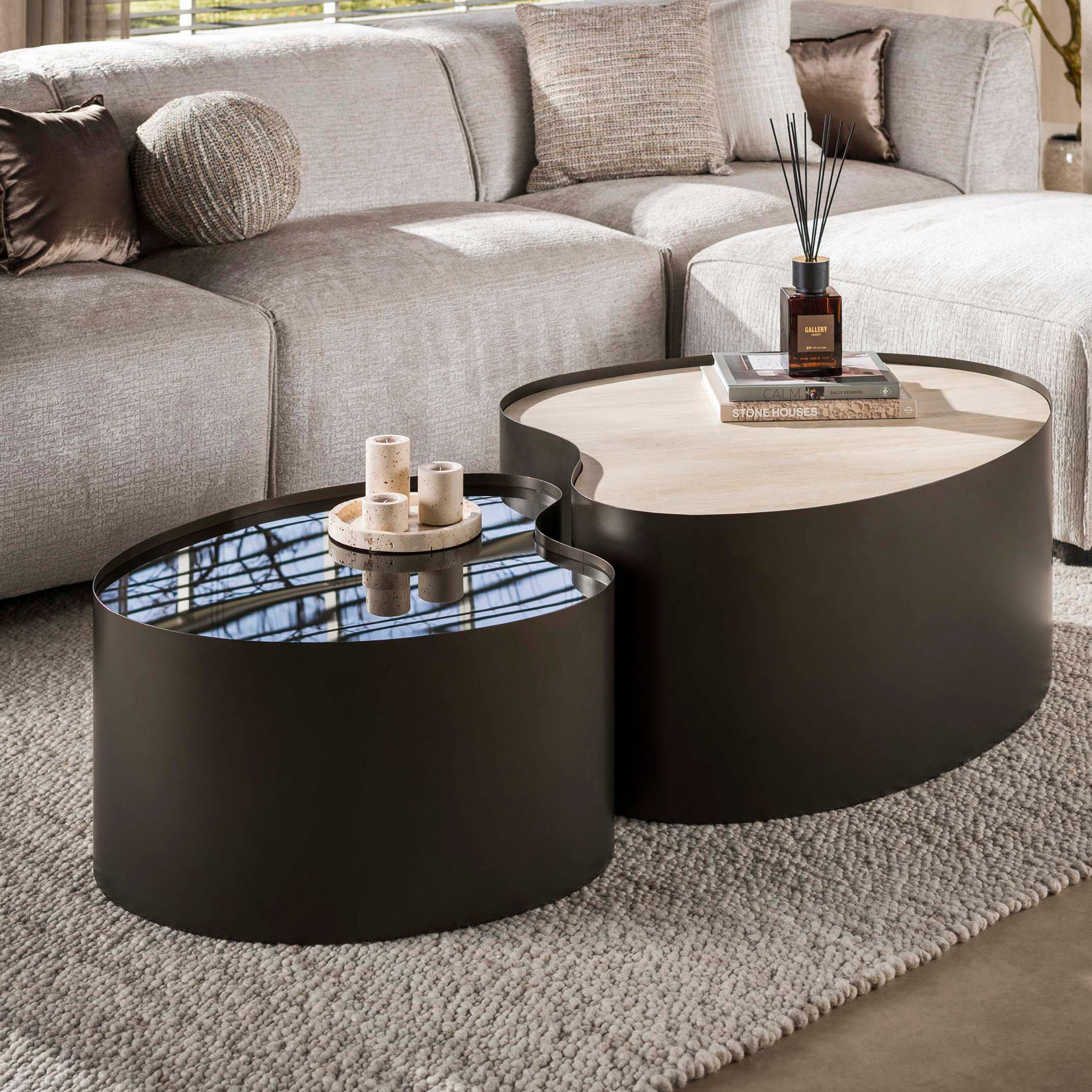 alesvelt Couchtisch AURELIA FUSIONE Organische Satztische aus Keramik, Glas & Bronze (2er-Set), 102x80x41cm 77x62x36cm Keramik Travertin-Design