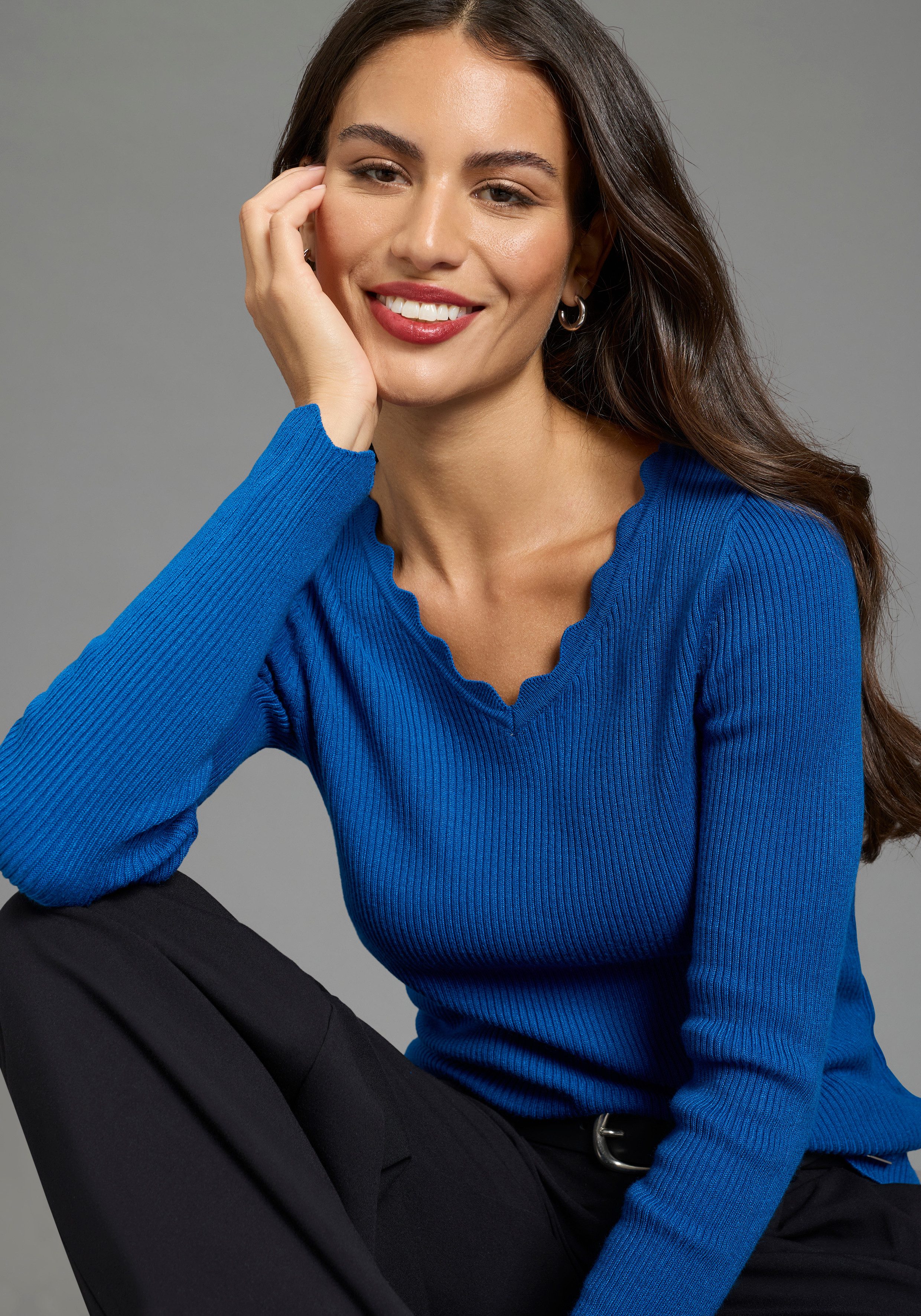 Laura Scott V-Ausschnitt-Pullover mit femininer Wellenkante