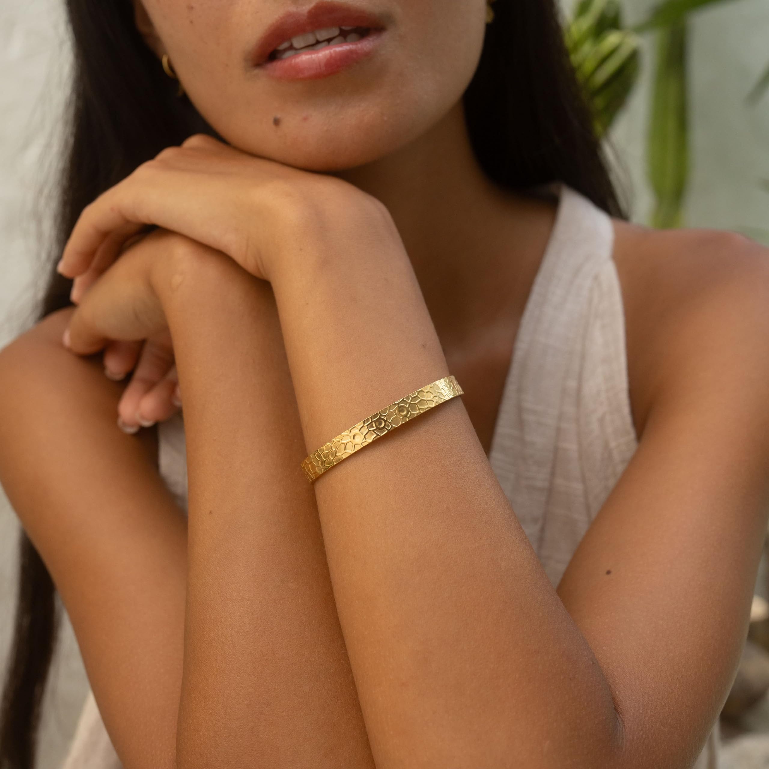 Made by Nami Armreif Edelstahl Armreif Gold Schmuck Damen Gehämmert Geschenke für Frauen, Wasserfest & Verstellbar Geschenkideen Frauen oder Mädchen