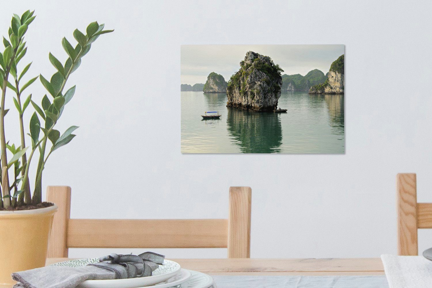 30x20 treibenden auf Vietnam, Fischerboot Leinwandbild Wandbild einem (1 OneMillionCanvasses® Ha Long Bay dem cm mit Leinwandbilder, Wasser in Wanddeko, St), Aufhängefertig,
