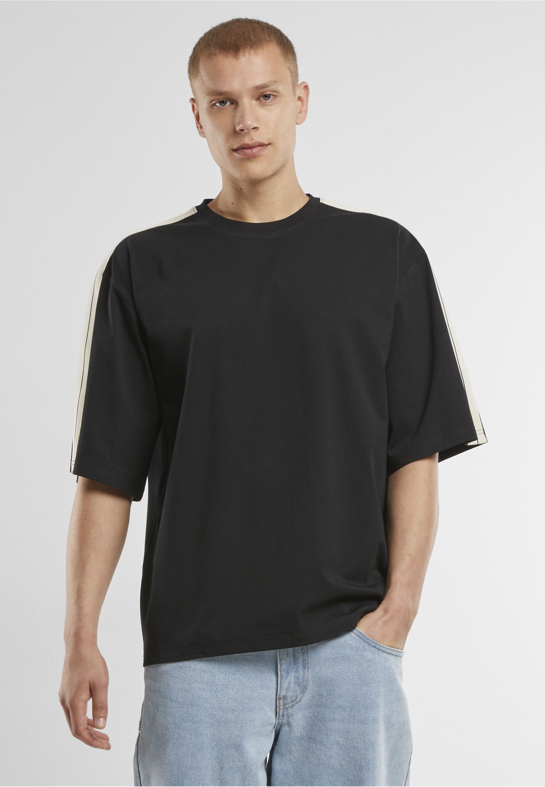 URBAN CLASSICS Sweatshorts Urban Classics Tennis Core Tee (1-tlg)