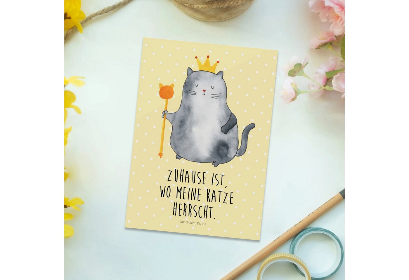 Thumbnail - Mr. & Mrs. Panda Postkarte Katze König - Gelb Pastell - Geschenk, Katzen, Katzenliebhaberprodukt, Glücksmomente teilen