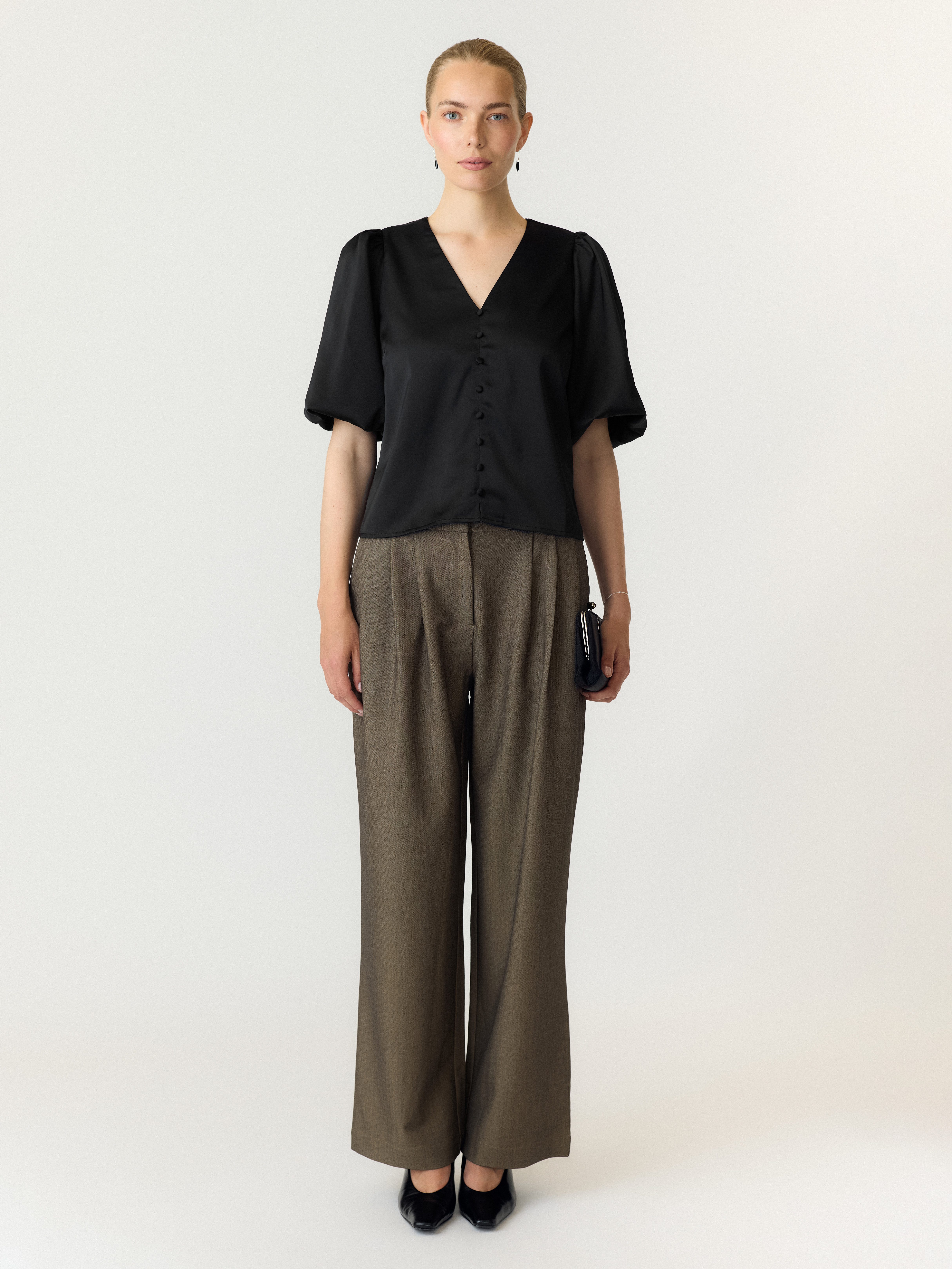 Y.A.S Kurzarmbluse YASPELLA 2/4 V-NECK TOP S. NOOS Materialmix, regular fit – Bild 4 von 5