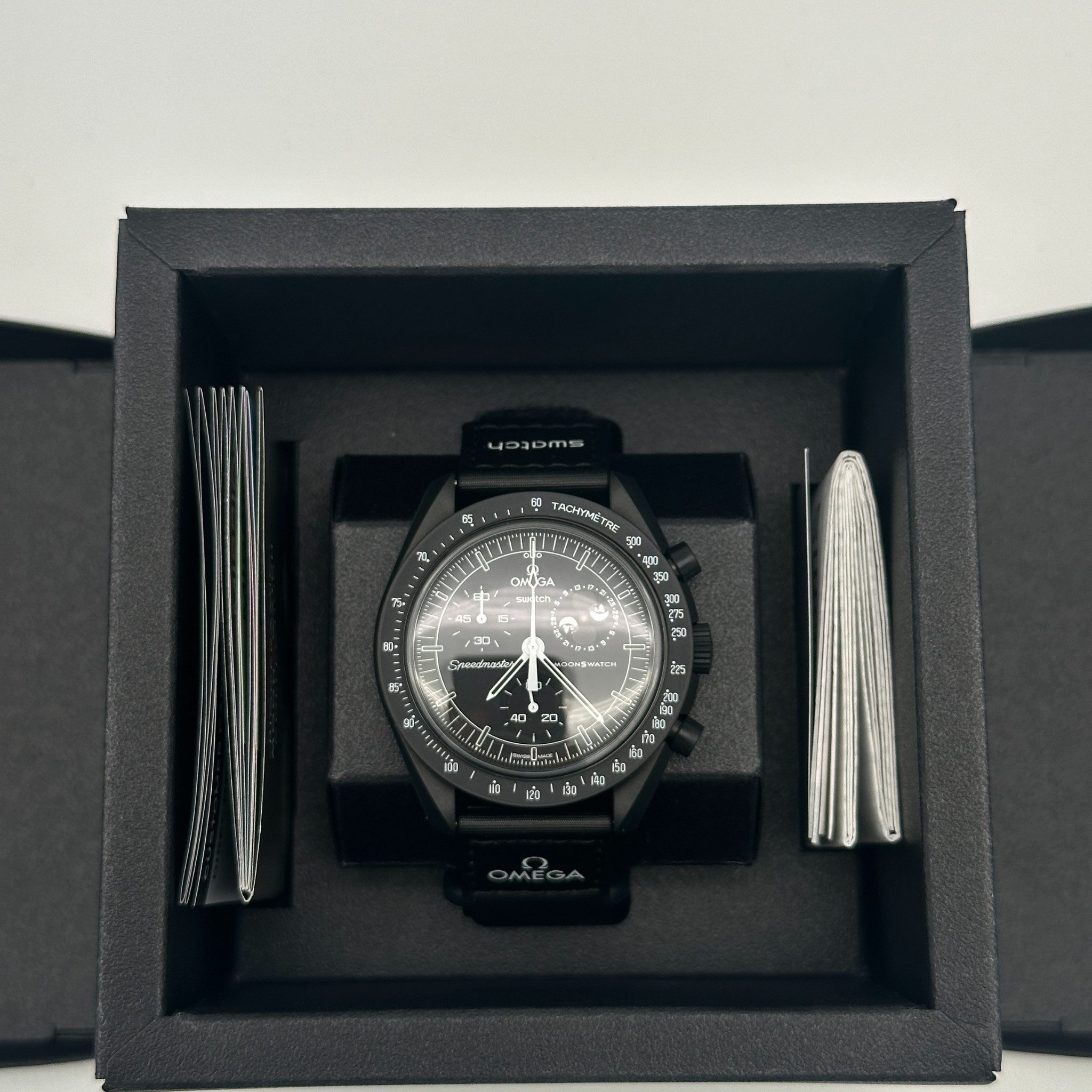 Swatch Chronograph MISSION TO THE MOONPHASE Swatch x Omega - NEW MOON SO33B700 Moonswatch Mission to the Moonphase, Moonswatch Snoopy, Mondphasen Anzeige integriert, Snoopy Moonswatch