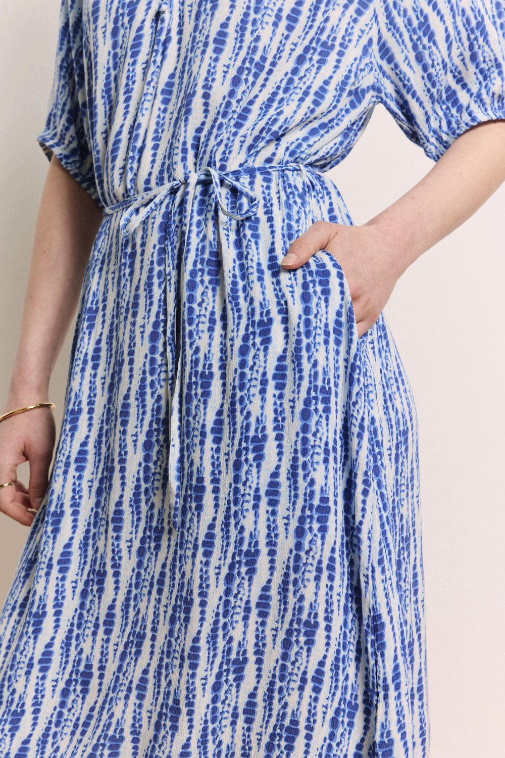 Tranquillo Sommerkleid Kleid Saraah aus Crinkel EcoVero™ Viskose Crinkle-EcoVero™-Kleid mit flexiblem Bindegürtel
