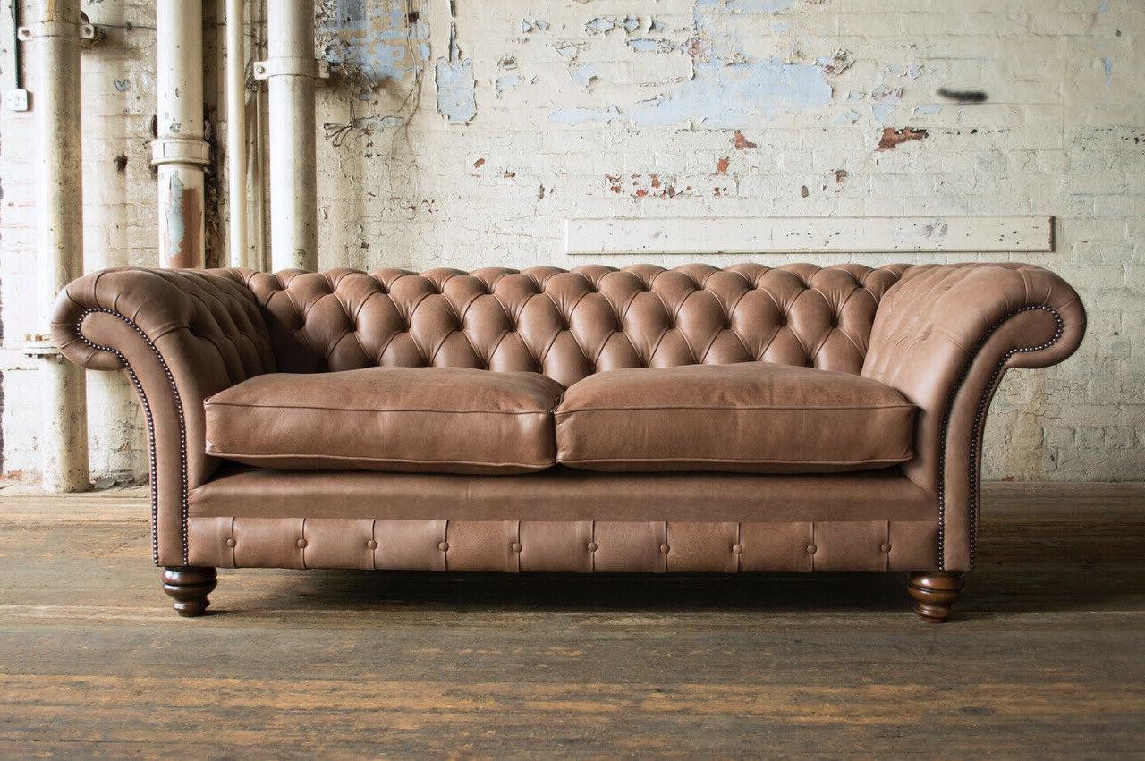 Sofa Klassisches Sofa mit Textilbezug in braunem Chesterfield-Leder-Design