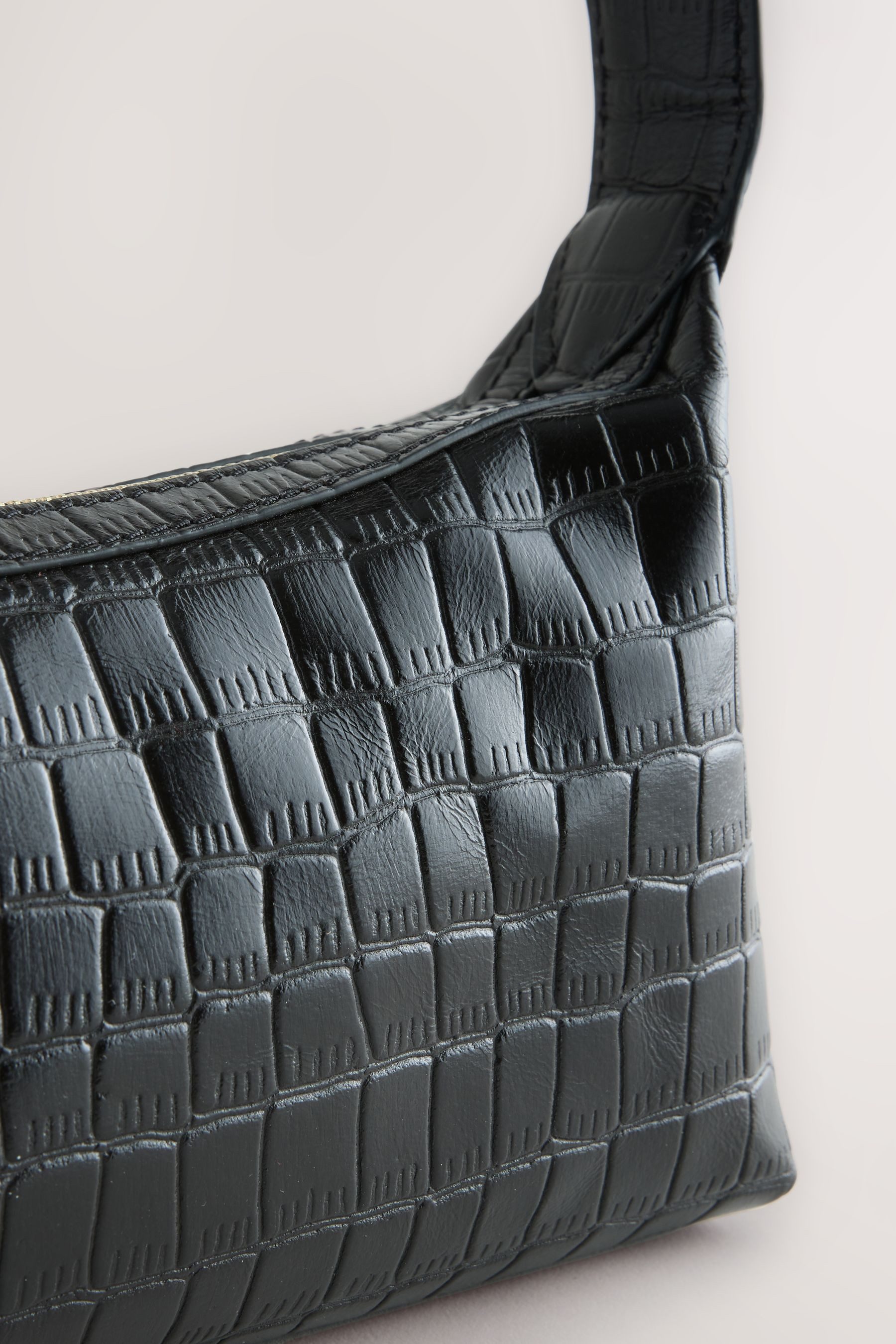 Next Umhängetasche Kleine Schultertasche aus Leder (1-tlg)