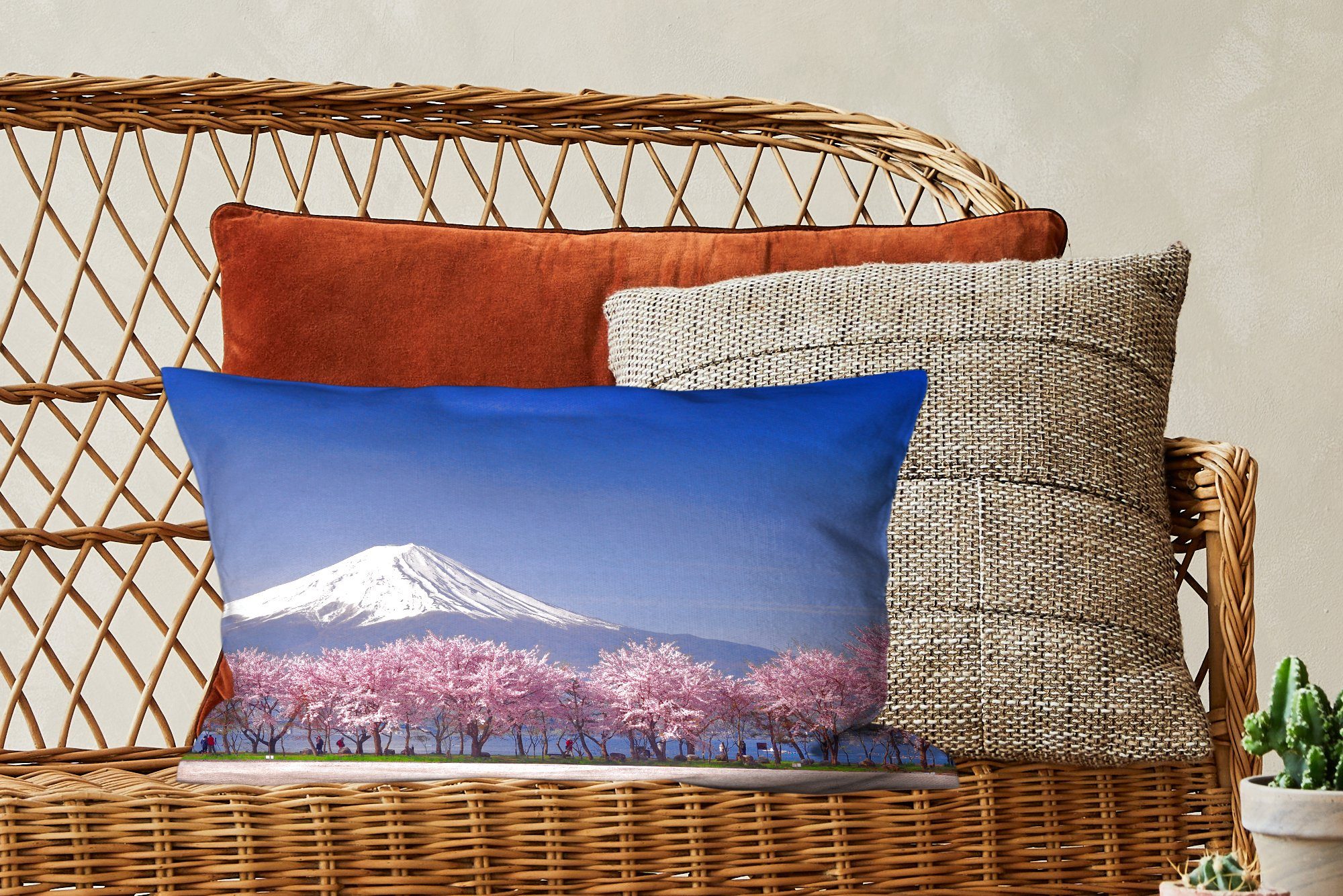 MuchoWow Dekokissen Fuji Füllung, Asien in im Schlafzimmer Vordergrund, Dekokissen Wohzimmer Kirschblüten Dekoration, Zierkissen, mit mit