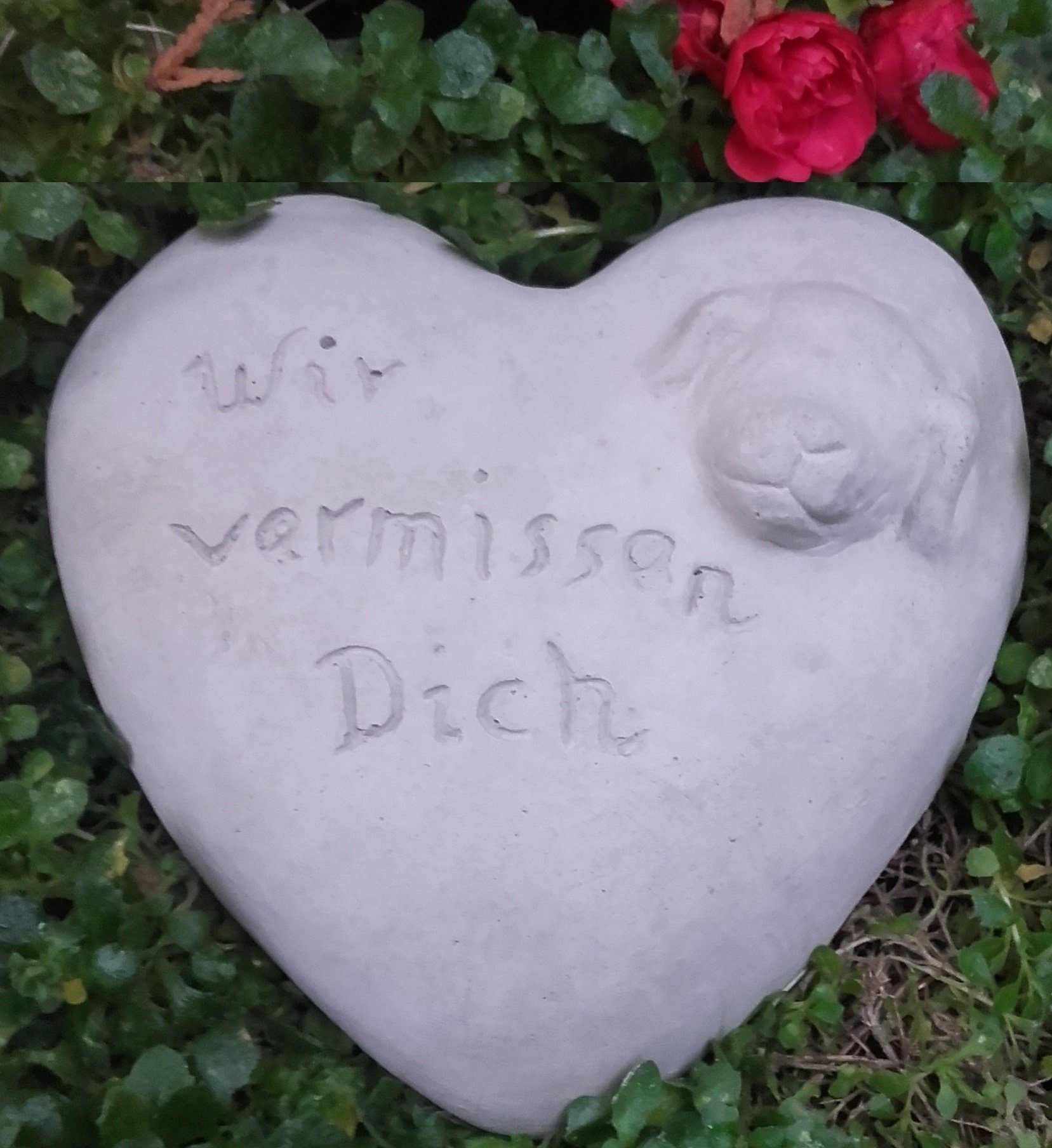 Radami Gartenfigur Grabherz Hund mit Spruch "Wir vermissen Dich"