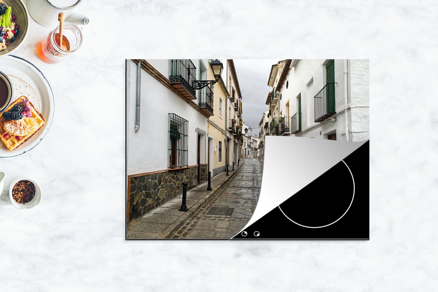 MuchoWow Herdblende-/Abdeckplatte Die Straßen von Iberischen (1 cm, spanischen nutzbar, 70x52 Mobile Málaga auf Arbeitsfläche Halbinsel, Vinyl, der tlg), Ceranfeldabdeckung