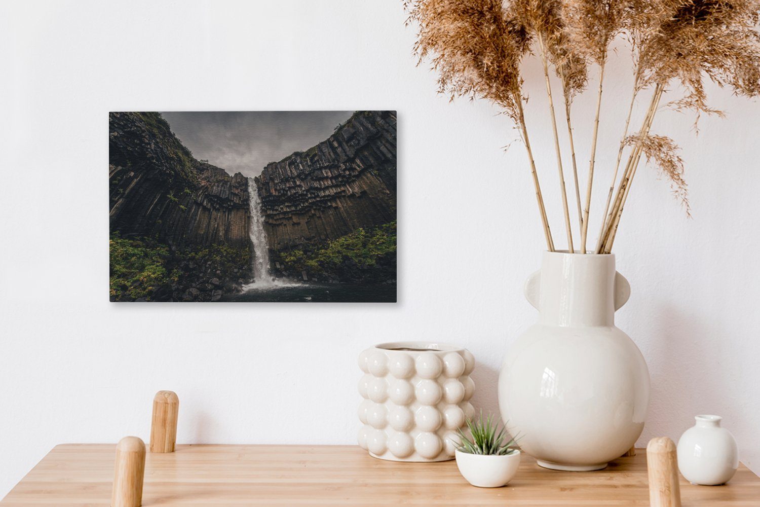 OneMillionCanvasses® Leinwandbild Ein Wasserfall im Aufhängefertig, Leinwandbilder, St), isländischen cm Wanddeko, Vatnajökull, (1 30x20 Wandbild Nationalpark