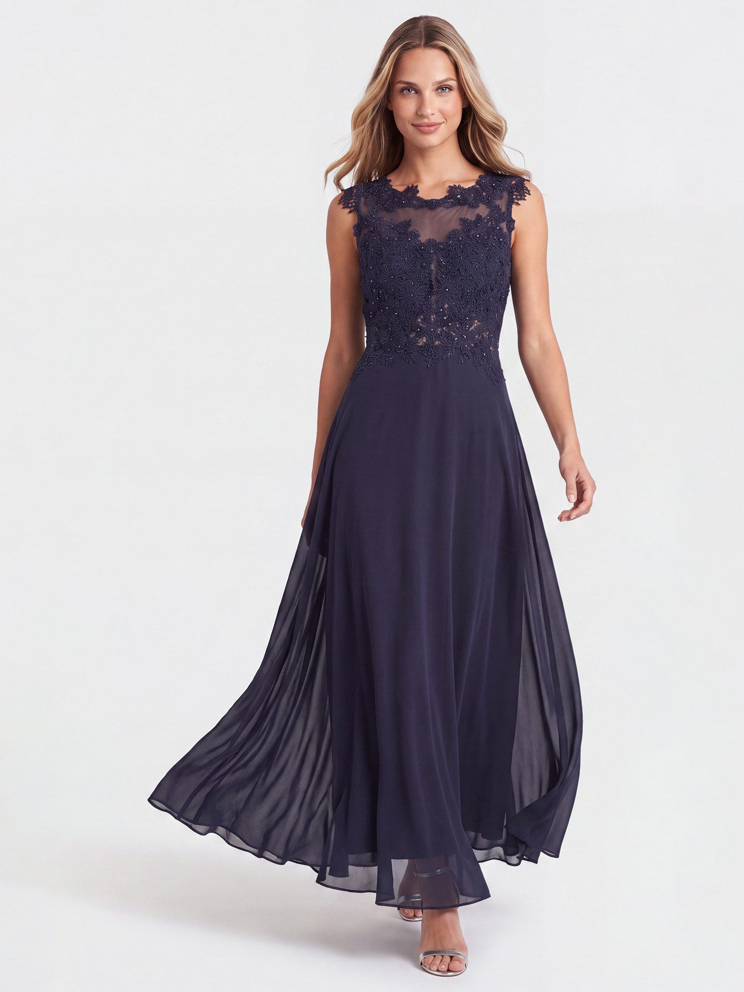 Apart Abendkleid mit floraler Spitze und fließendem Rock