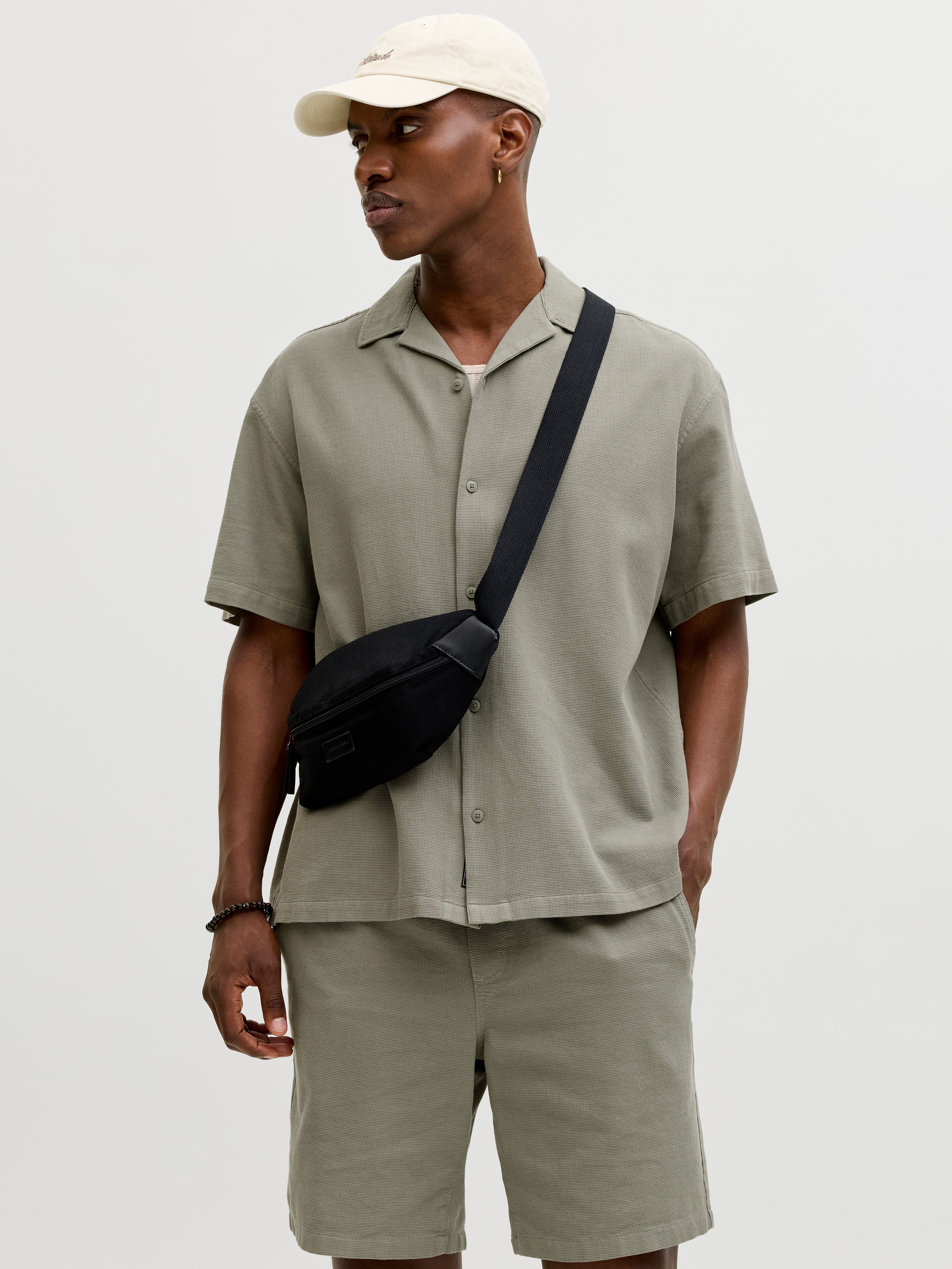 Jack & Jones Kurzarmhemd JJGLOBAL WAFFLE RESORT SHIRT SS mit Resort Kragen