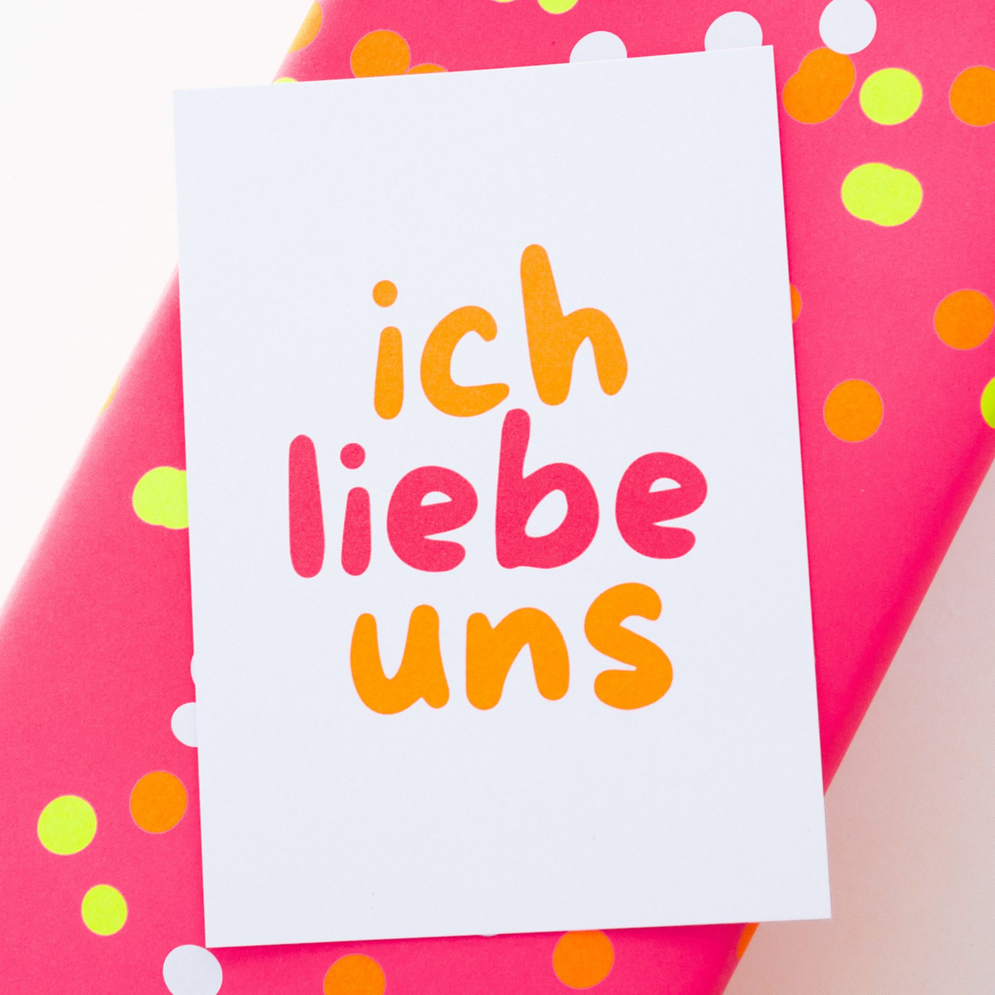 Bow & Hummingbird Postkarte Neon Grußkarte „Ich liebe uns“ – Moderne Liebeskarte DIN A6, aus 100% Recyclingpapier