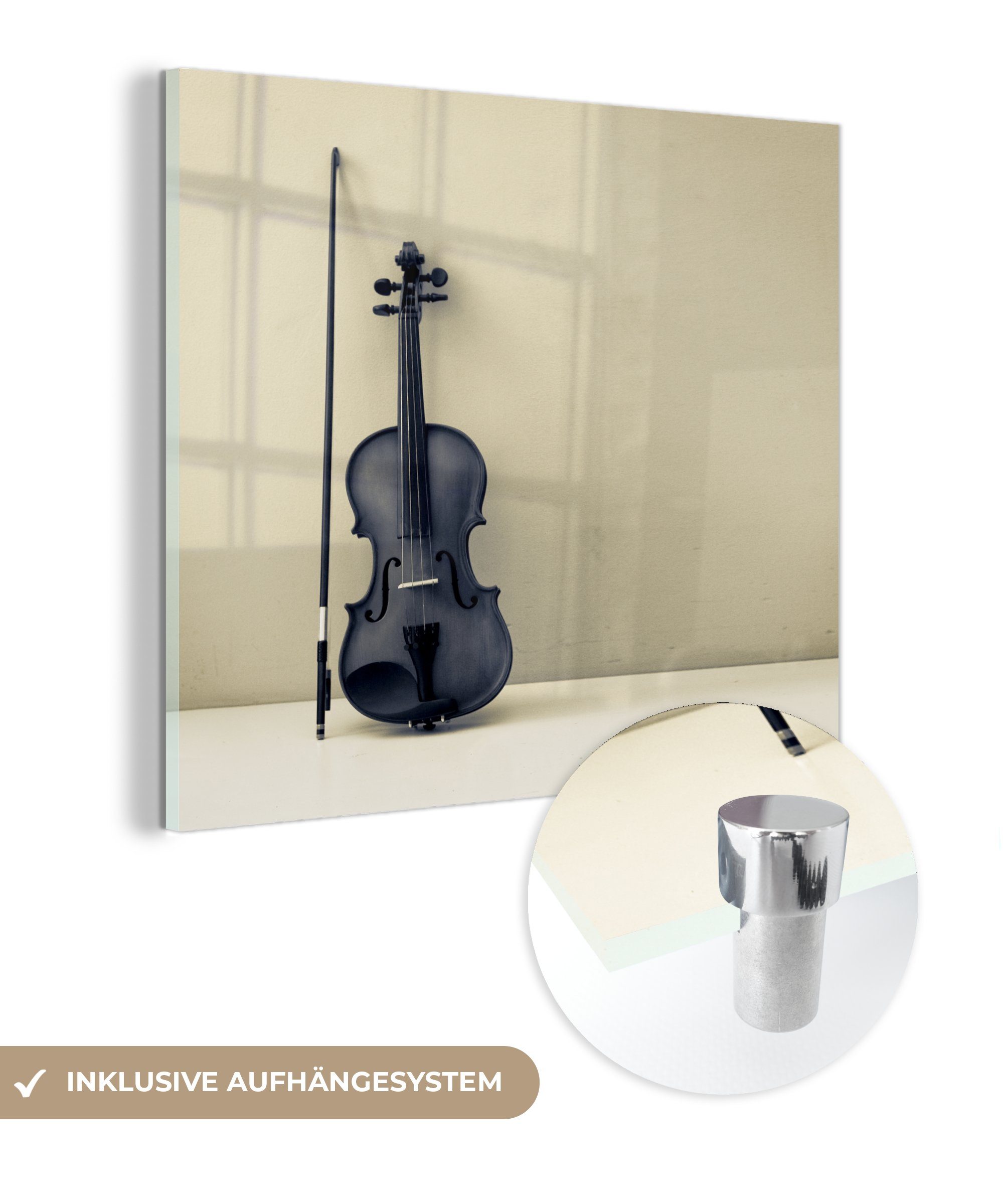 MuchoWow Acrylglasbild Eine graue Geige lehnt an der Wand, (1 St), Glasbilder - Bilder auf Glas Wandbild - Foto auf Glas - Wanddekoration