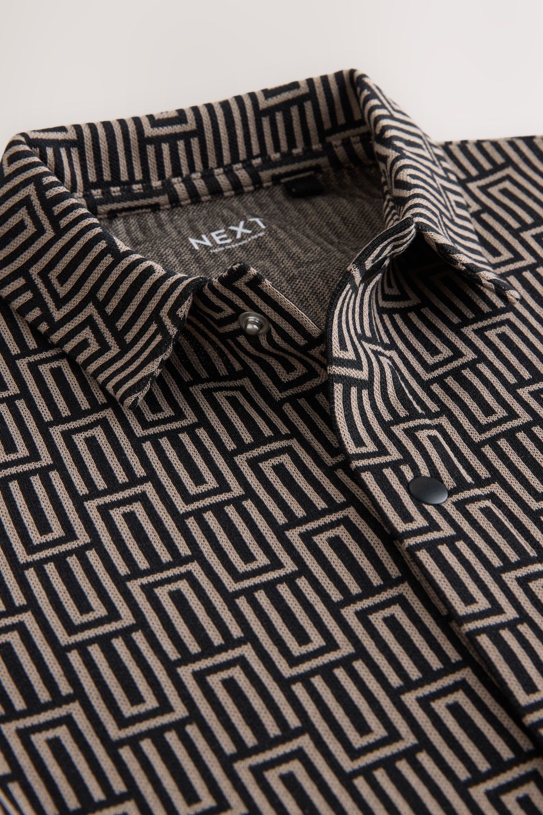 Next Poloshirt Kurzärmeliges Jersey-Hemd mit Geo-Muster (1-tlg) – Bild 3 von 5
