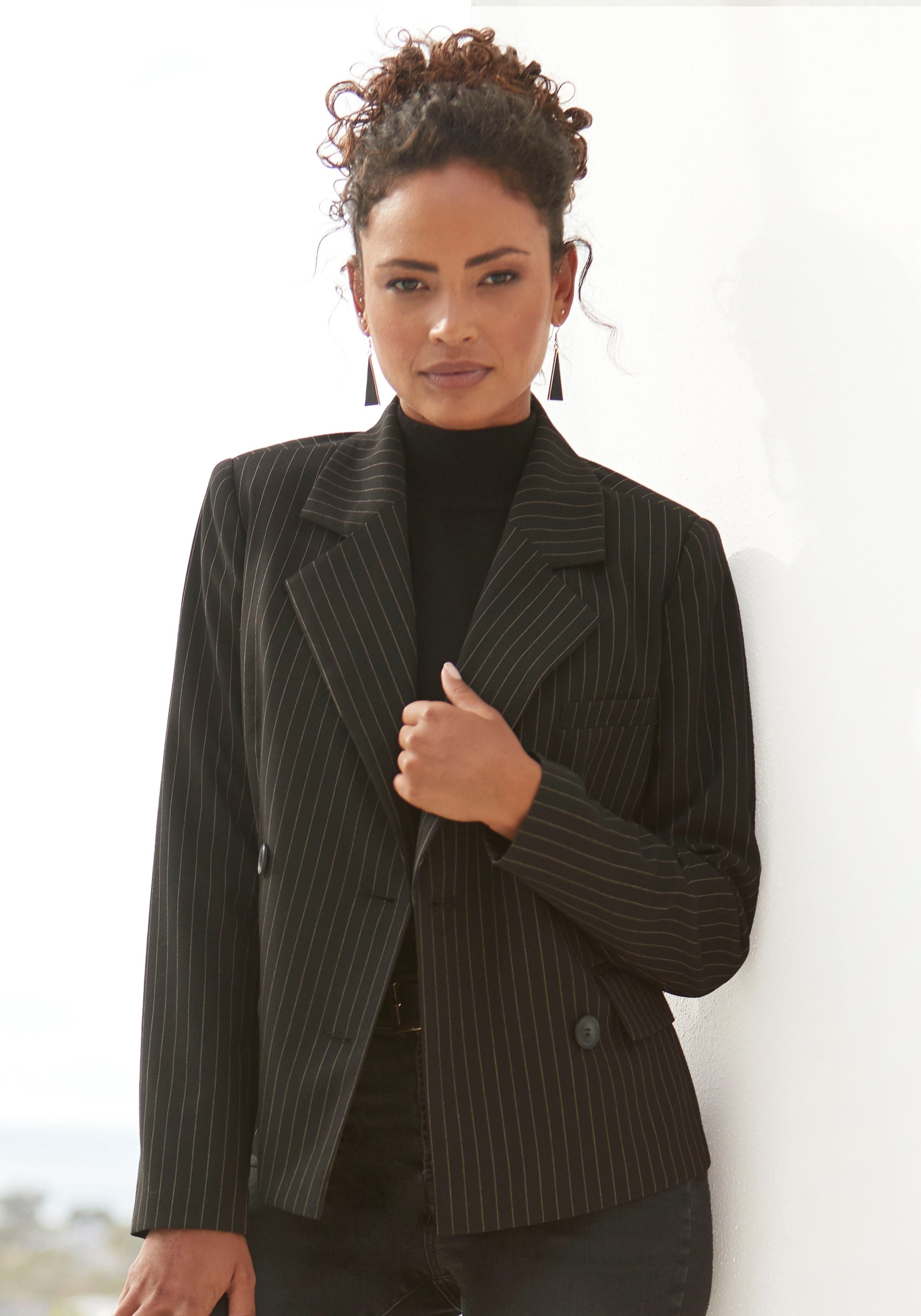 LASCANA Kurzblazer mit zweireihiger Knopfleiste und Taschen kurzer Damenblazer, eleganter Nadelstreifenblazer, Businessmode