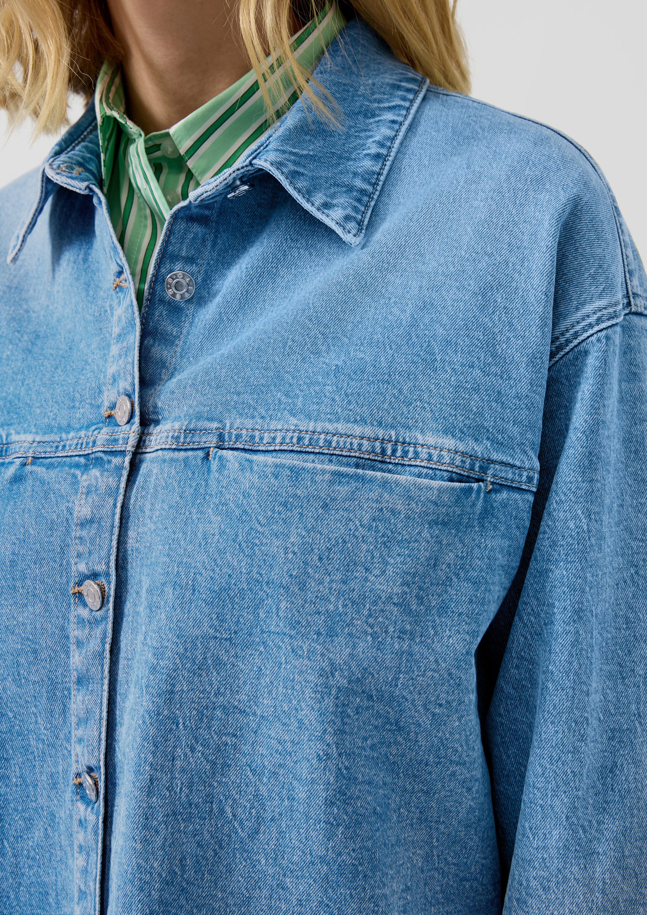 s.Oliver Hemdjacke Indoor-Jacke Oversized Denim-Jacke mit Hemdkragen und Brusttasche