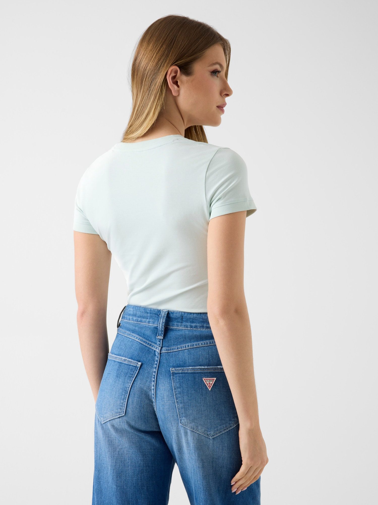 Guess T-Shirt SS CN MINI TRIANGLE TEE aus Baumwolljersey mit Stretch, Slim Fit – Bild 3 von 5