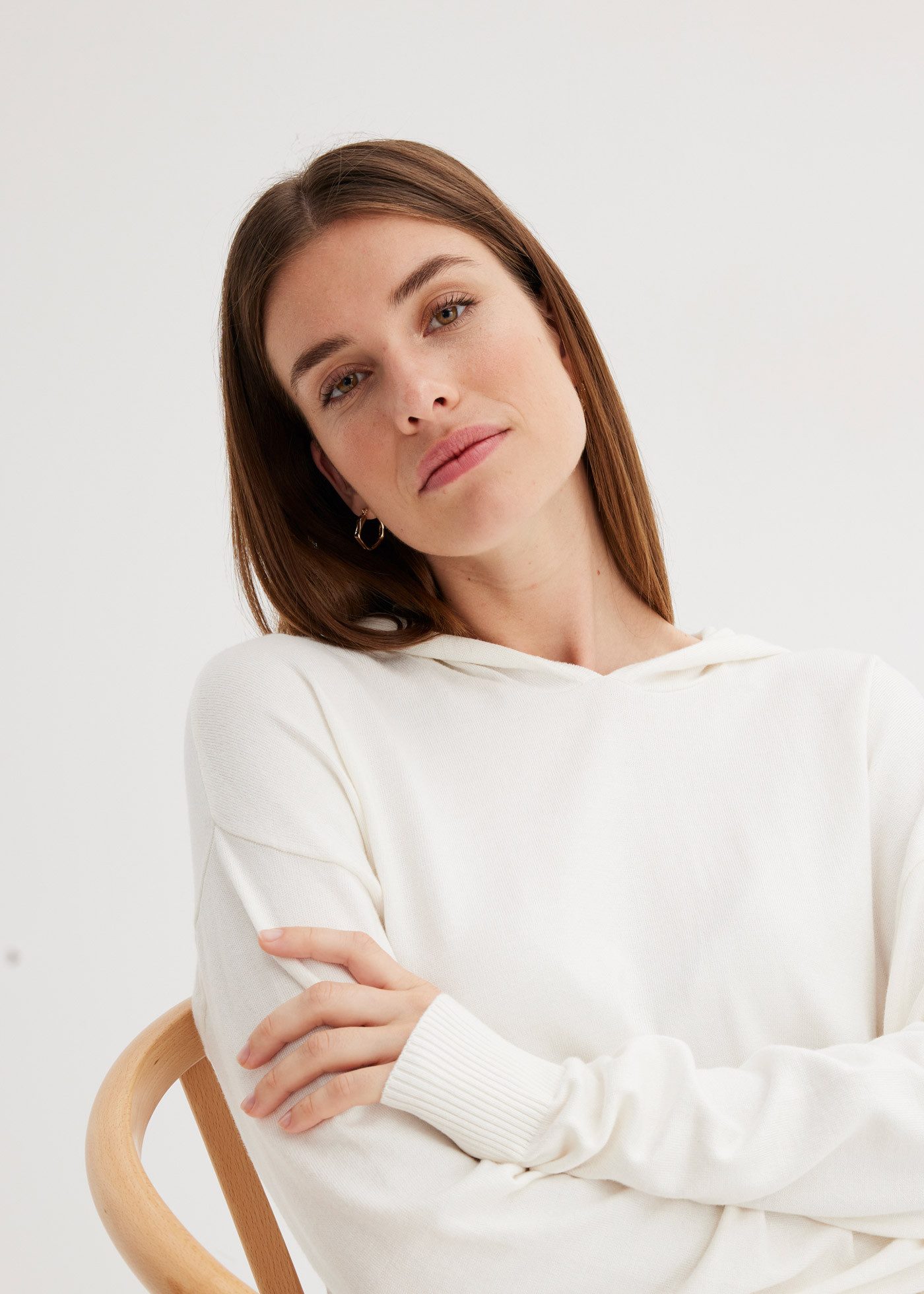 bonprix Strickpullover aus Viskosemischung, mit Kapuze, mit Kängurutasche