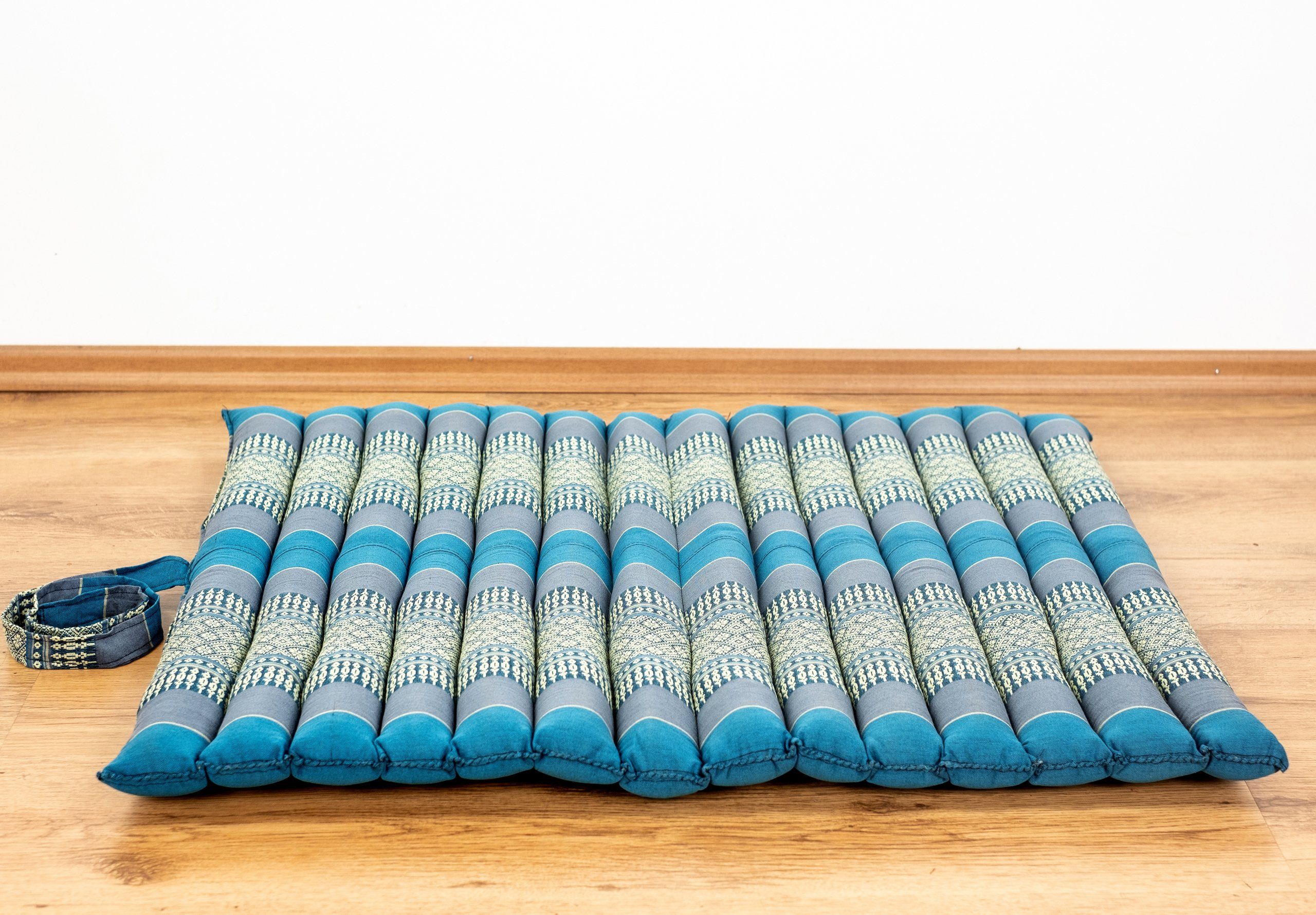 vegan Sitzkissen Hellblau handgefertigt, Steppkissen livasia 75 cm, und 75x75x4,5cm, Kapok