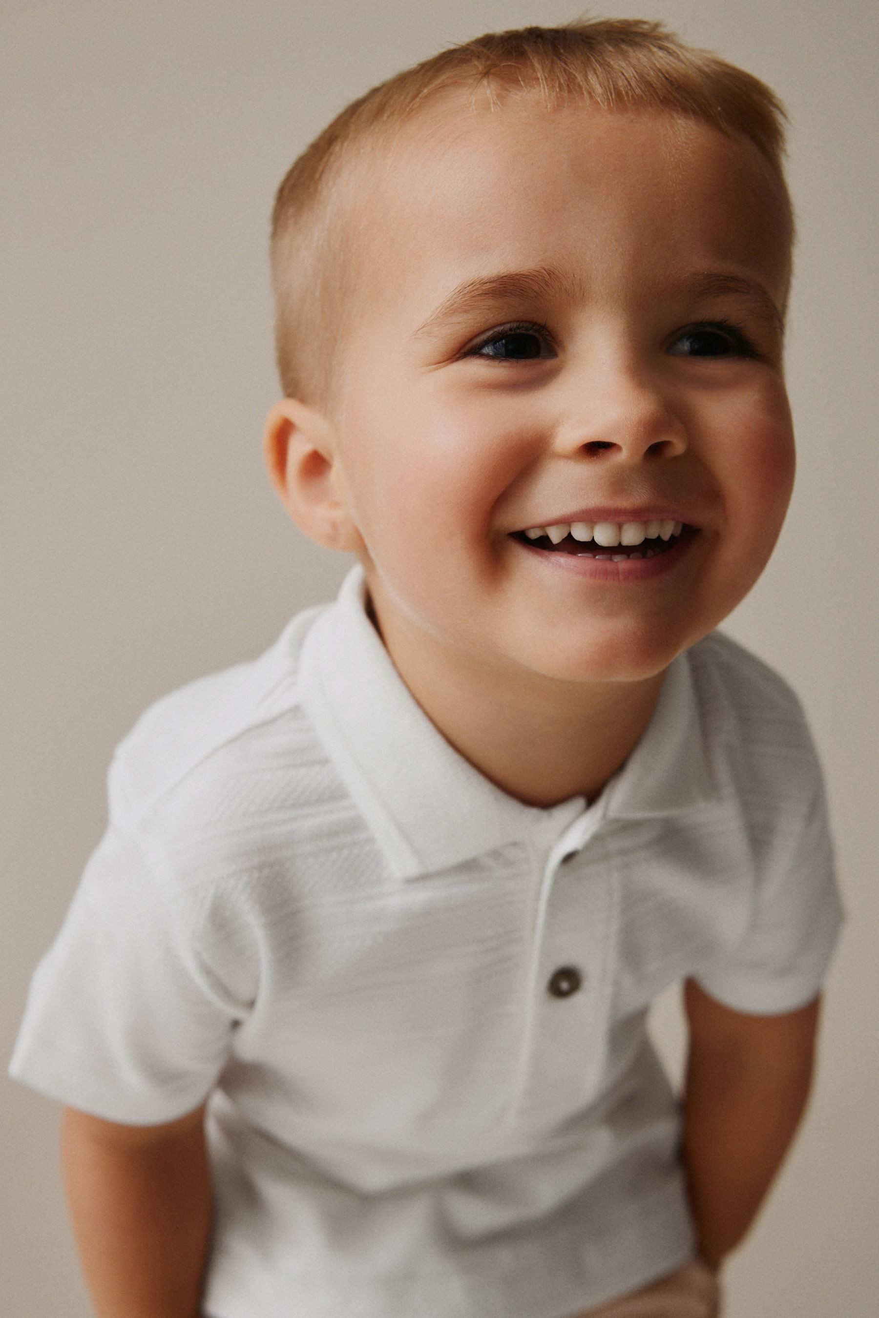 Next Shirt & Shorts Strukturiertes Kurzarm-Poloshirt und Shorts (2-tlg)