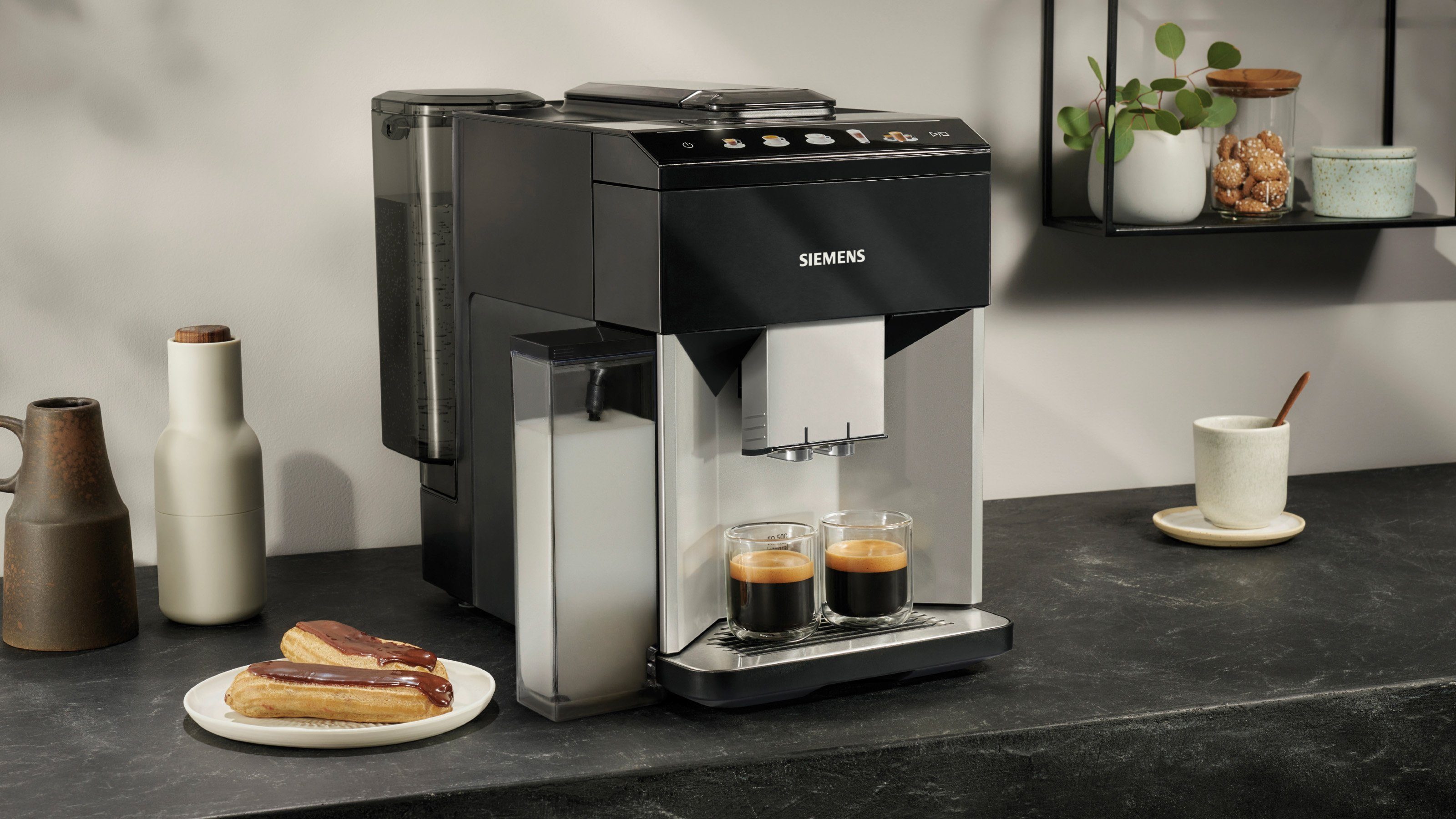 SIEMENS Kaffeevollautomat EQ500 integral TQ513D01, viele Kaffeespezialitäten, OneTouch-Funktion, integrierter Milchbehälter, automat. Dampfreinigung, daylight silber