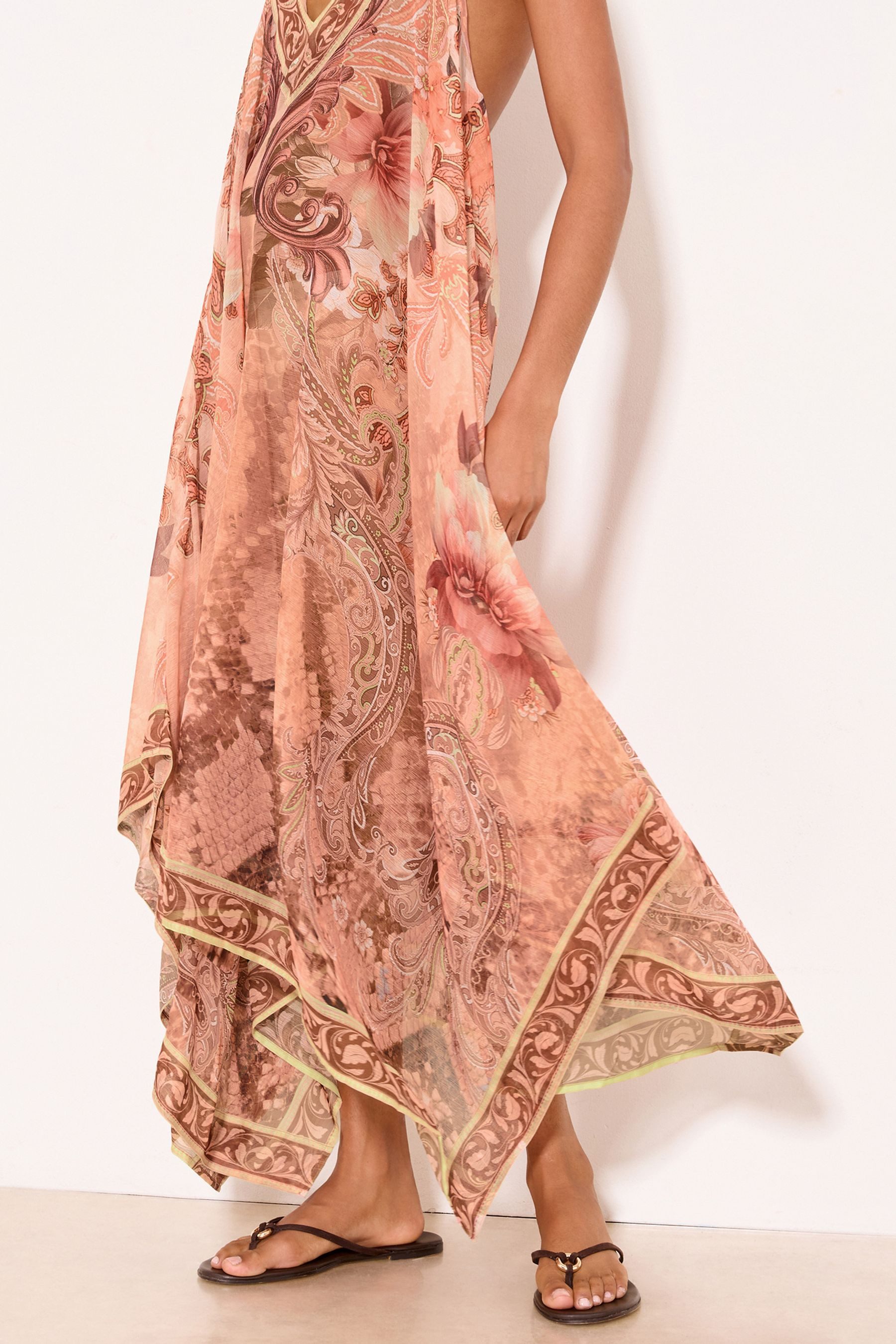 LIPSY Strandkleid Lipsy Strandkleid mit Wirbelmuster und Zipfelsaum (1-tlg)