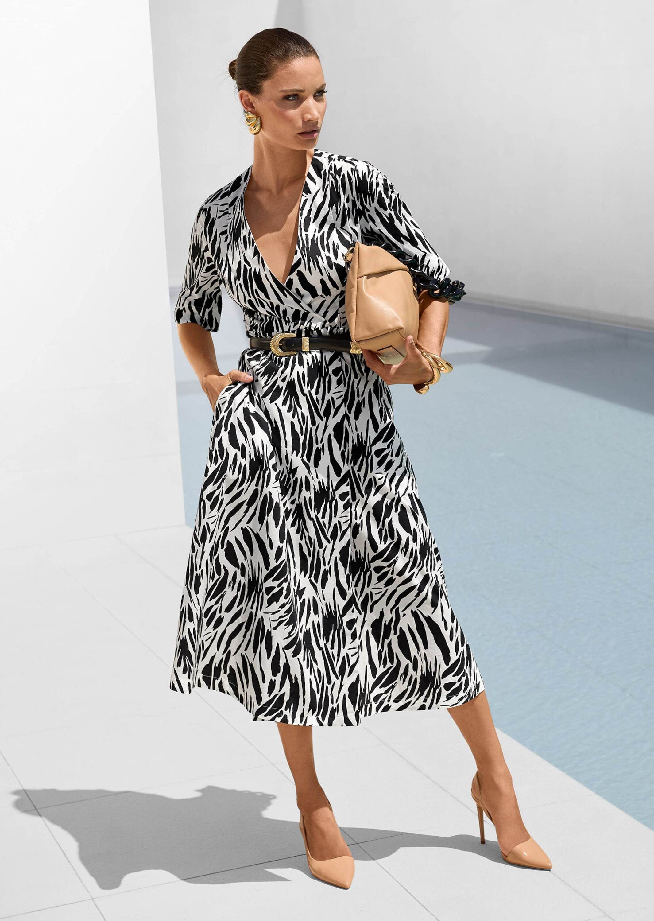MADELEINE Maxikleid Sommerkleid mit Gürtel, in Wickelform Unifarbenes Design mit tiefem V-Ausschnitt und Knopfdetails