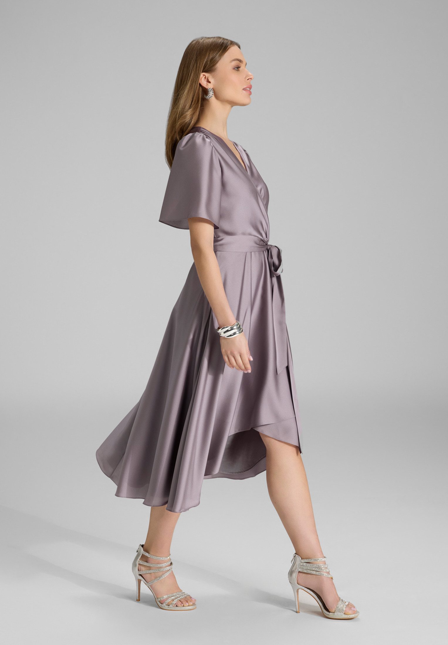 SWING Cocktailkleid Taillierter Schnitt mit fließendem günstig online kaufen