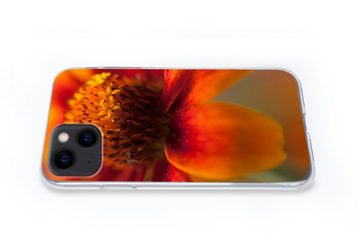 MuchoWow Handyhülle Nahaufnahme einer orangefarbenen Zinnienblüte, Handyhülle Apple iPhone 13, Smartphone-Bumper, Print, Handy