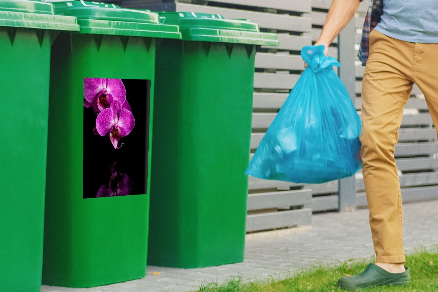 Hintergrund vor Mülltonne, Zwei lila Mülleimer-aufkleber, (1 St), Wandsticker MuchoWow Sticker, schwarzem Orchideen Abfalbehälter Container,