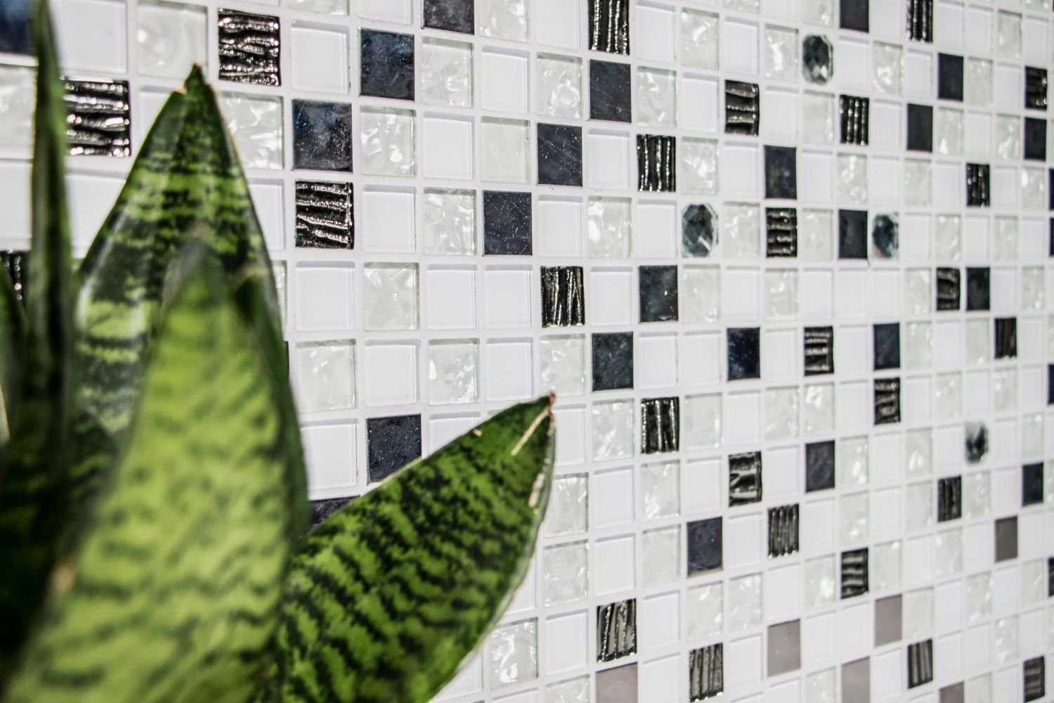 Mosani Küchenrückwand selbst­kle­bende Glasmosaik Mosaikfliese Edelstahl weiss, Einfache Montage