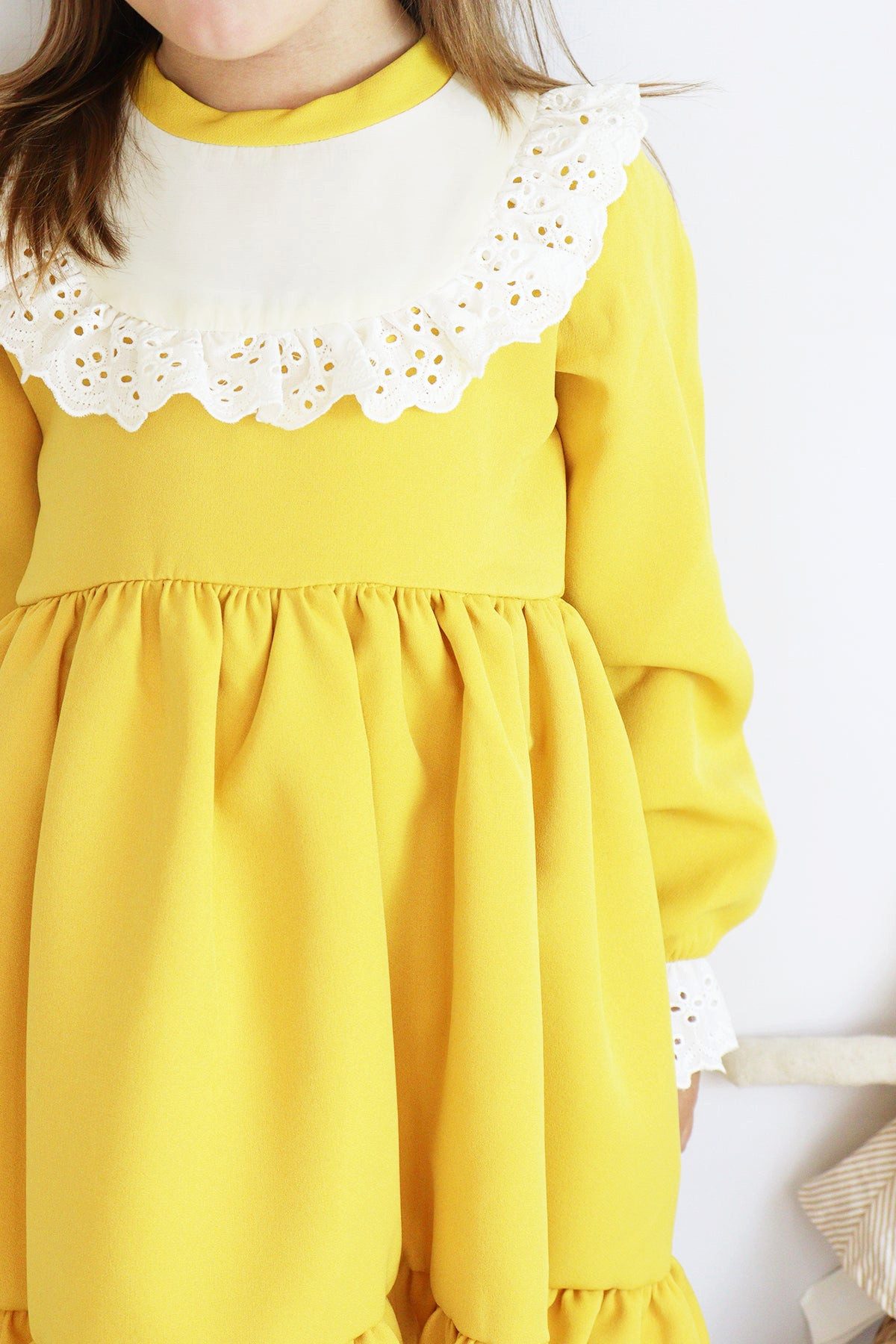 Parla Kids Kleid & Haarband Gelbes Kleid langärmelig mit Rüschensaum Spitzendetails und Haarband