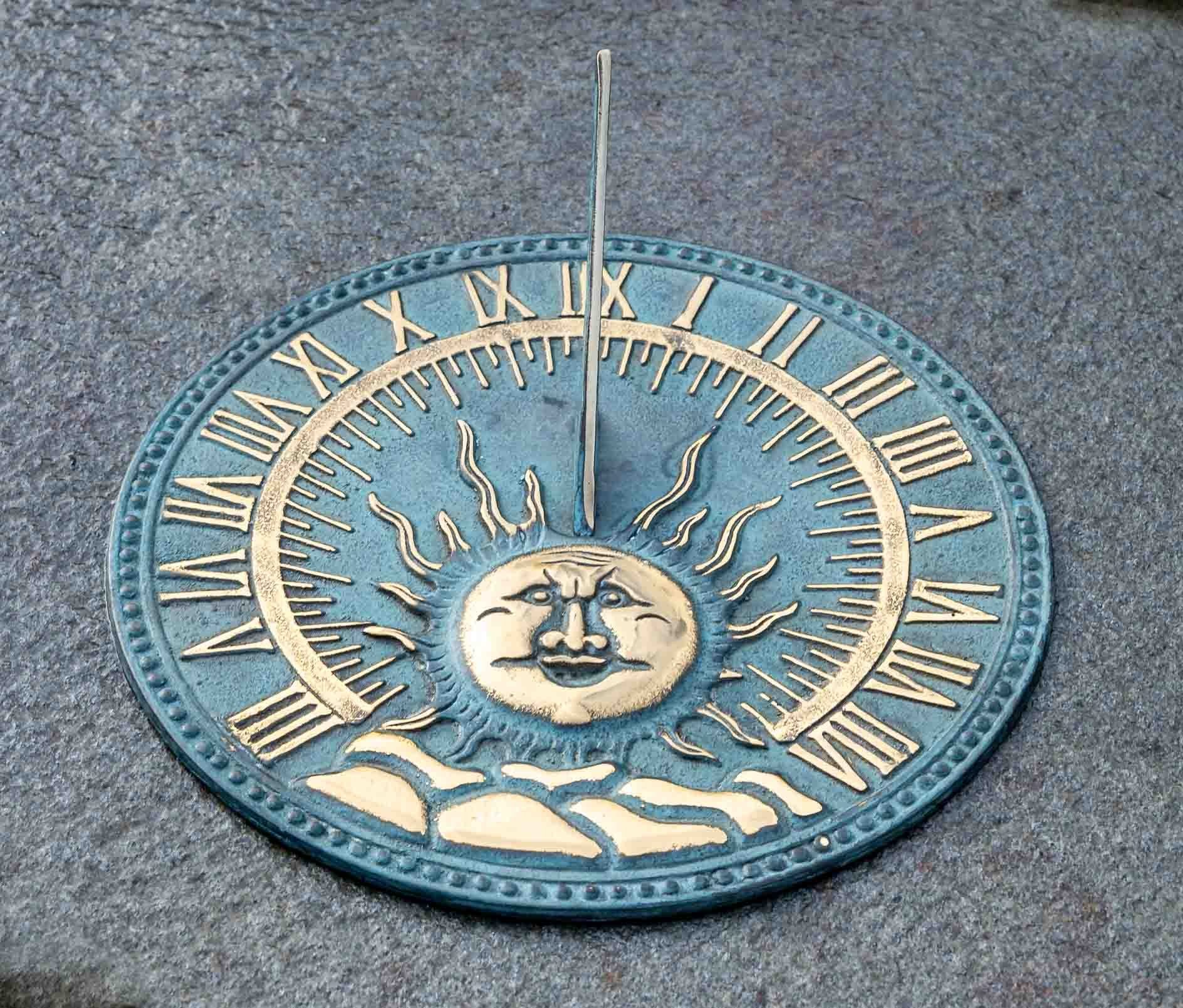 Gartenfigur IDYL Outdoor Zeitmesser aus Bronze "Flache Sonnenuhr" - hochwertig und auffällig
