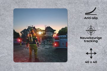 MuchoWow Gaming Mauspad Feuerwehrmann vor einem abgebrannten Haus (1-St), Mousepad mit Rutschfester Unterseite, Gaming, 40x40 cm, XXL, Großes